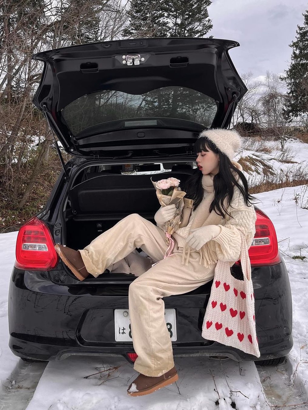 The North Face Sherpa Nuptse Jacket Sand, UGG Tasman Slipper Chestnut 착용 스타일 - 5