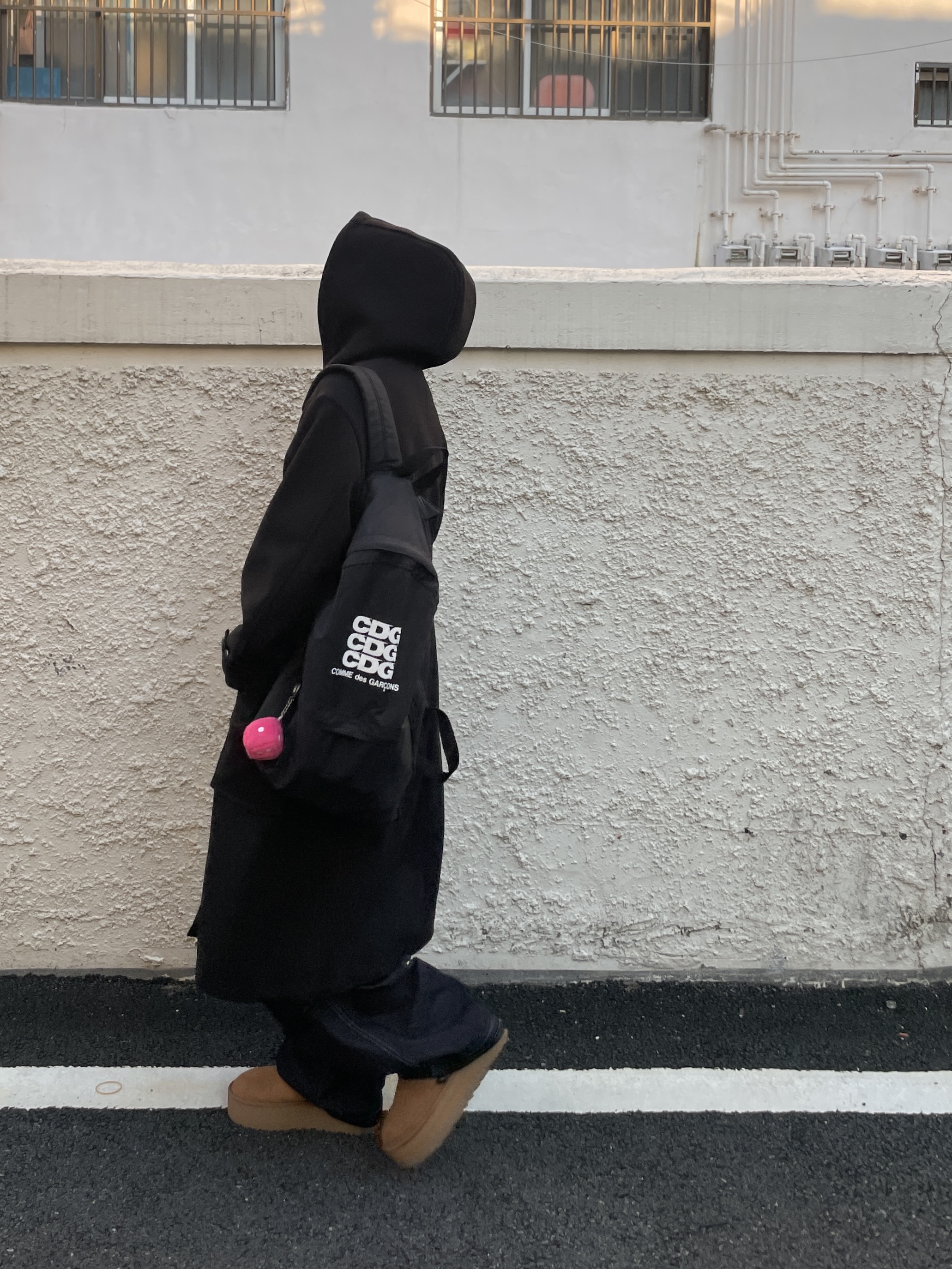 (W) 어그 클래식 울트라 미니 플랫폼 부츠 체스트넛, CDG 백팩 블랙 착용 스타일 - 1