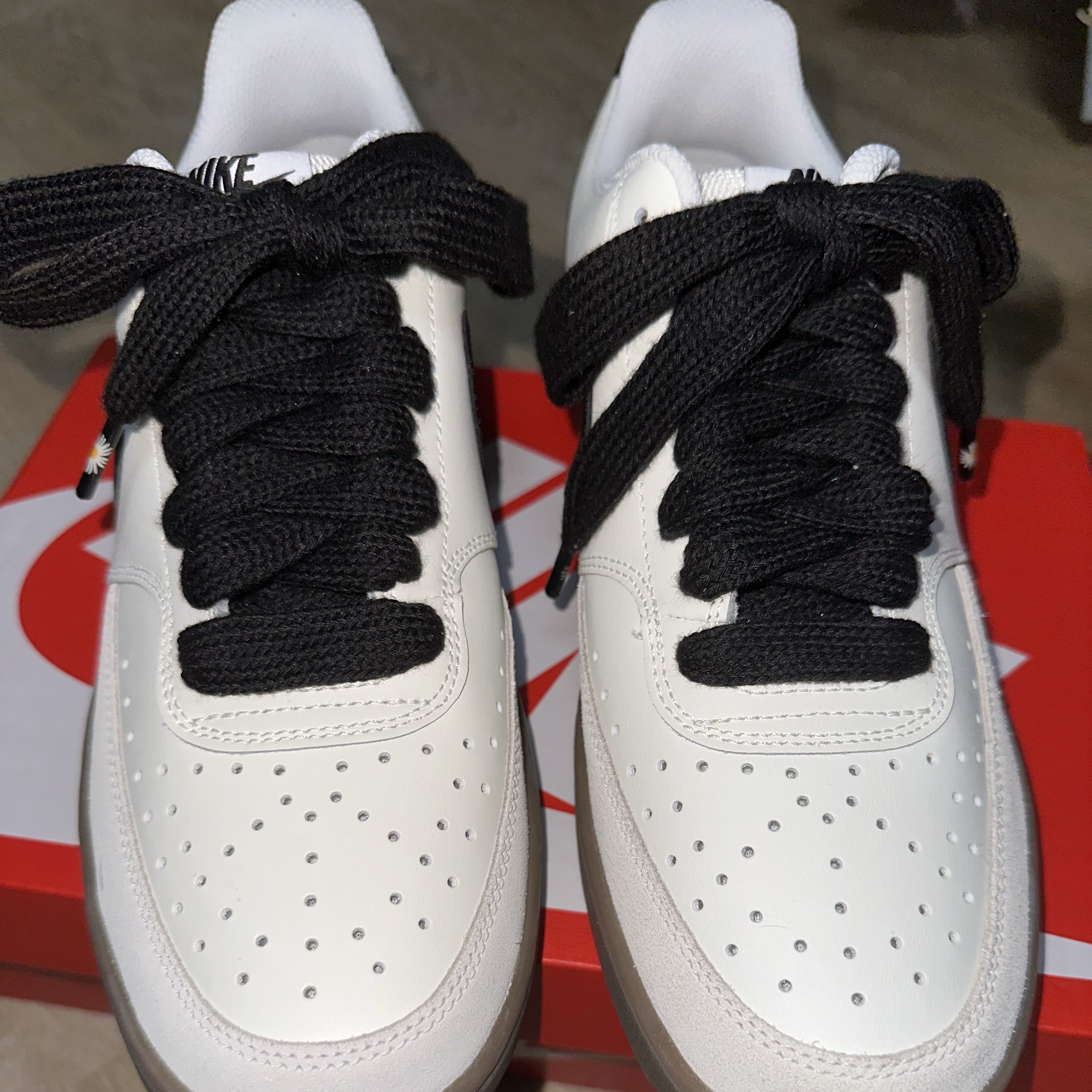 Nike Court Vision Low Sail Light Orewood Brown 착용 스타일 - 2