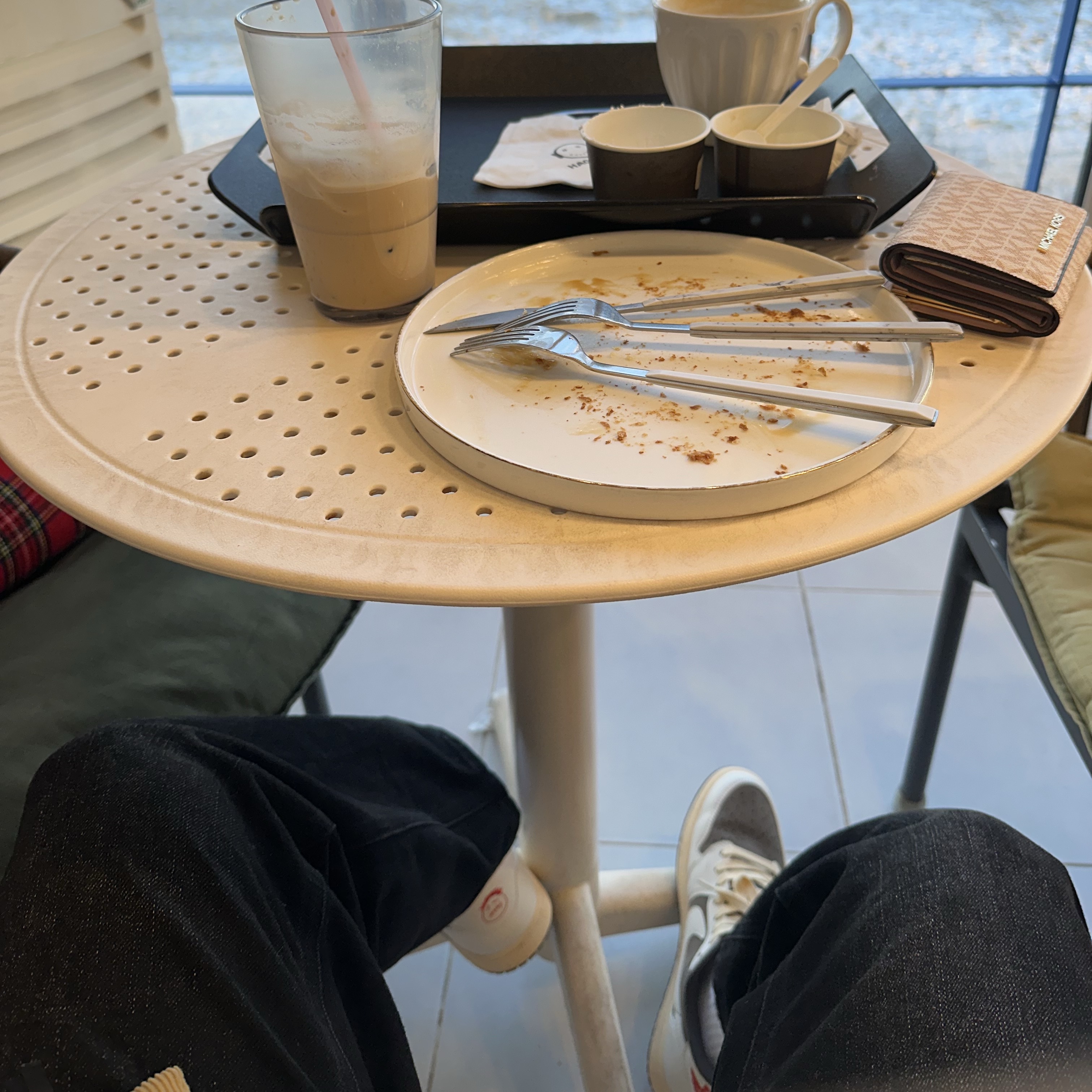 Jordan 1 x Travis Scott Retro Low OG SP Sail and Ridgerock 착용 스타일 - 4