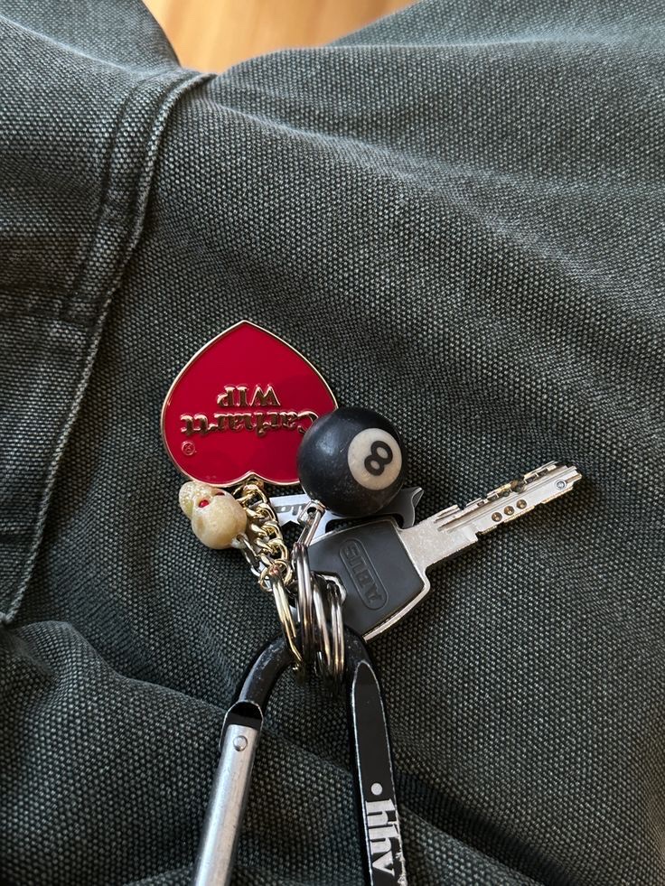 Carhartt WIP Heart Keychain Red 착용 스타일