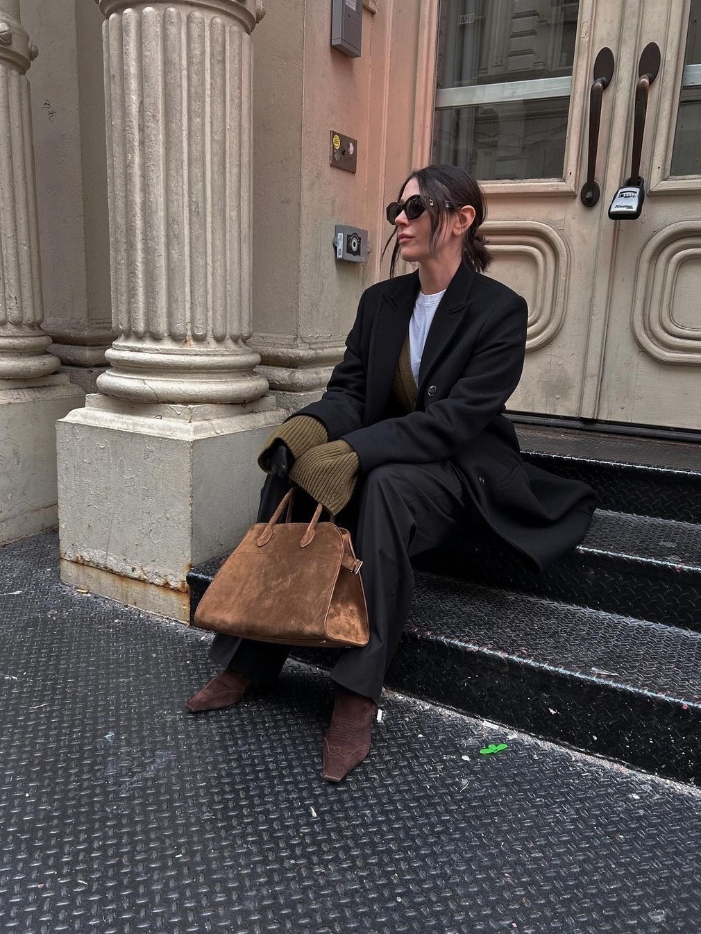 The Row Soft Margaux 17 Bag in Suede Desert, The Row Soft Margaux 15 Bag in Leather Black 착용 스타일 - 2