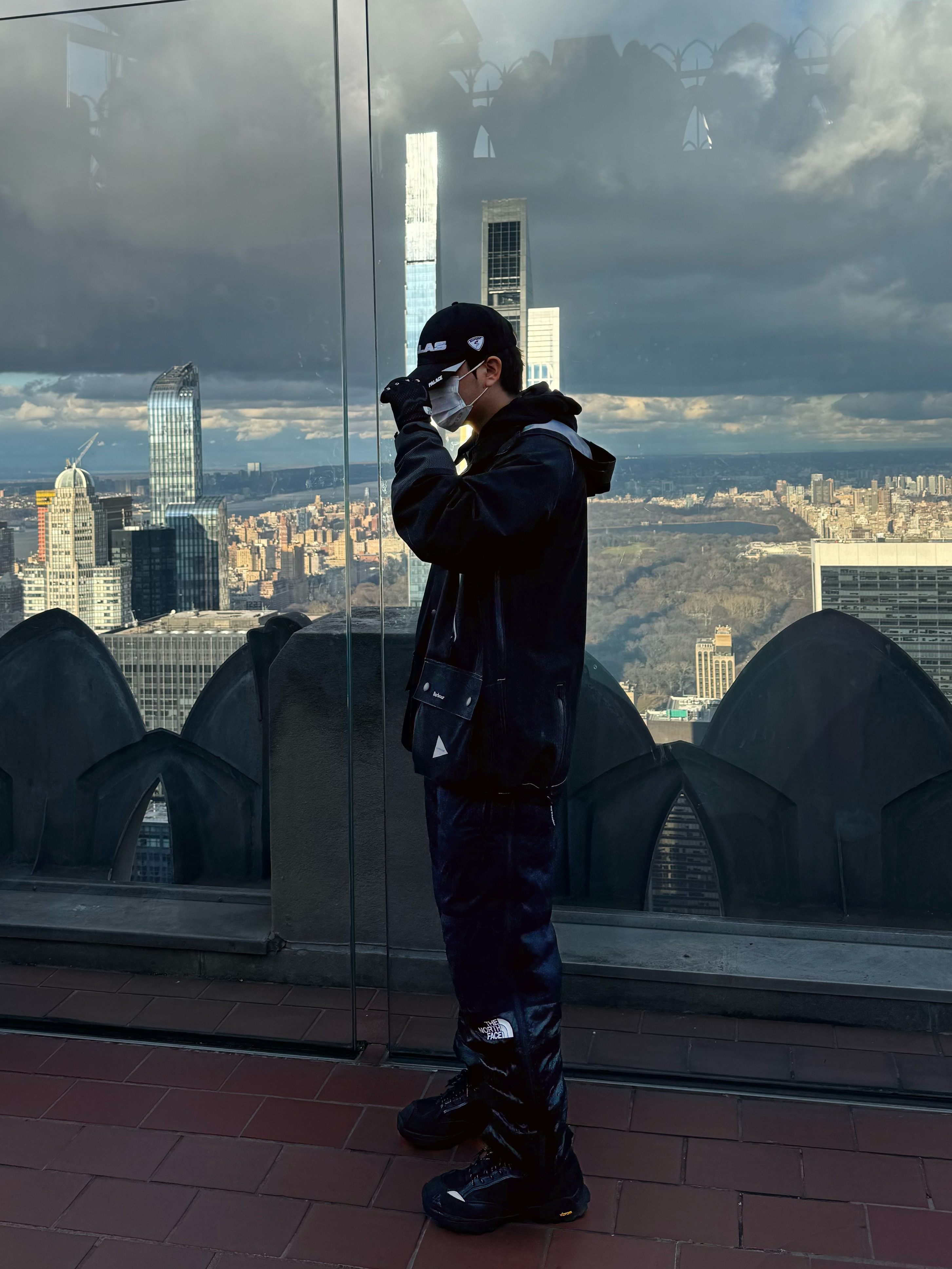 Barbour x And Wander 3L Jacket Black, The North Face x Undercover Soukuu Etip Gloves TNF Black TNF White 착용 스타일 - 2