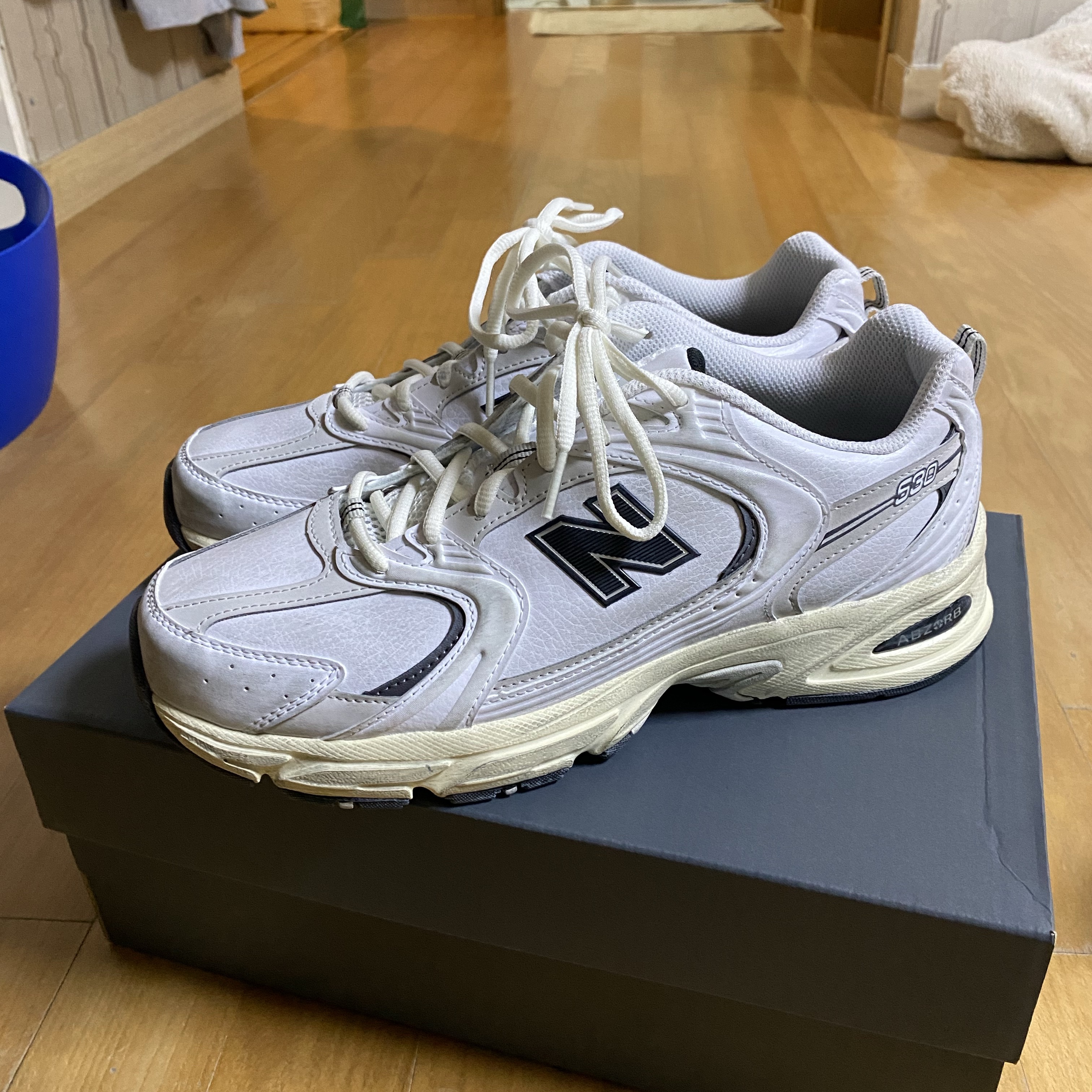 New Balance 530 Vintage White Gum 착용 스타일 - 3