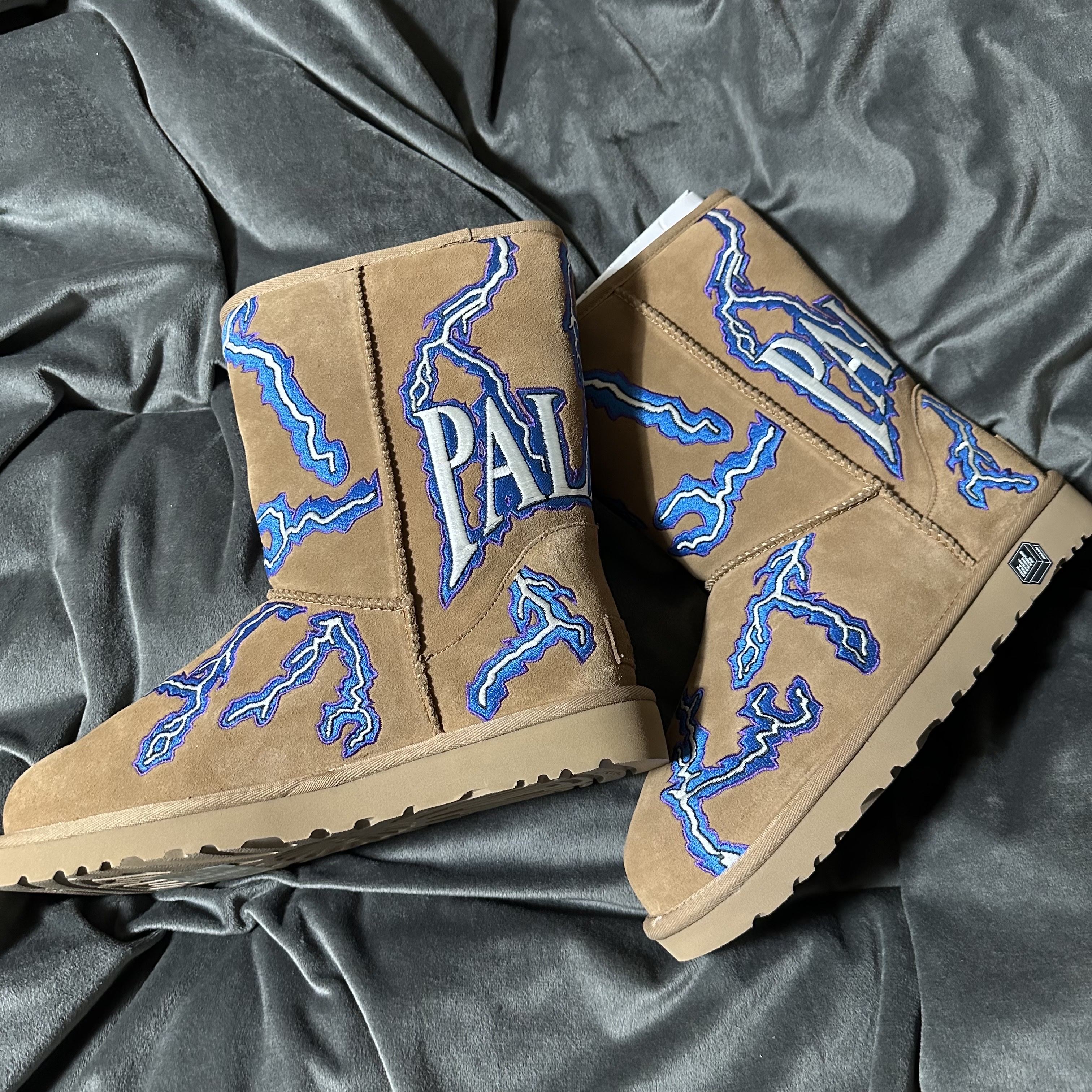 UGG x Palace Lightning Classic Short Boot Chestnut 착용 스타일 - 1