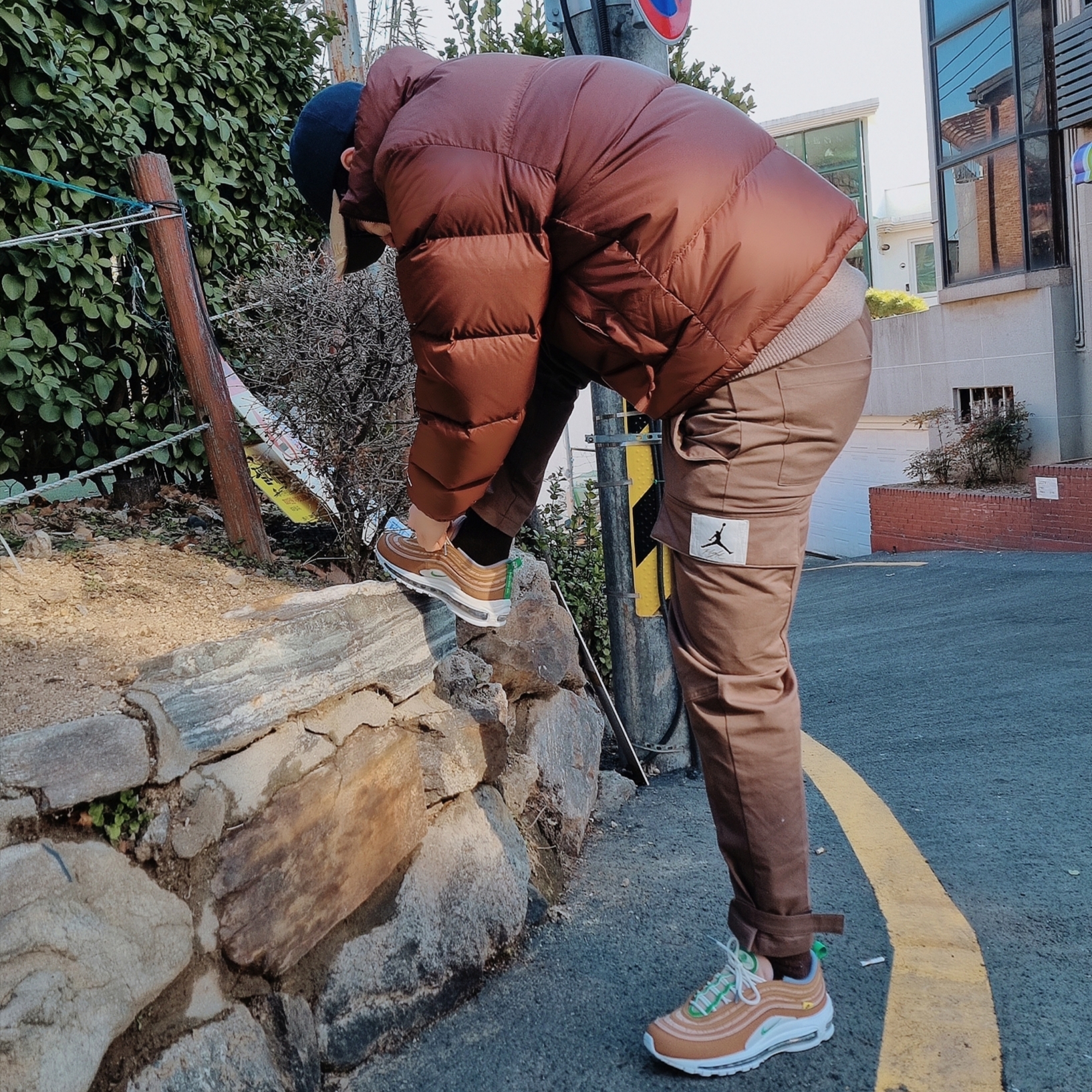 Nike Air Max 97 SE Hemp, The North Face 1996 Retro Nuptse Jacket Dark Oak 착용 스타일