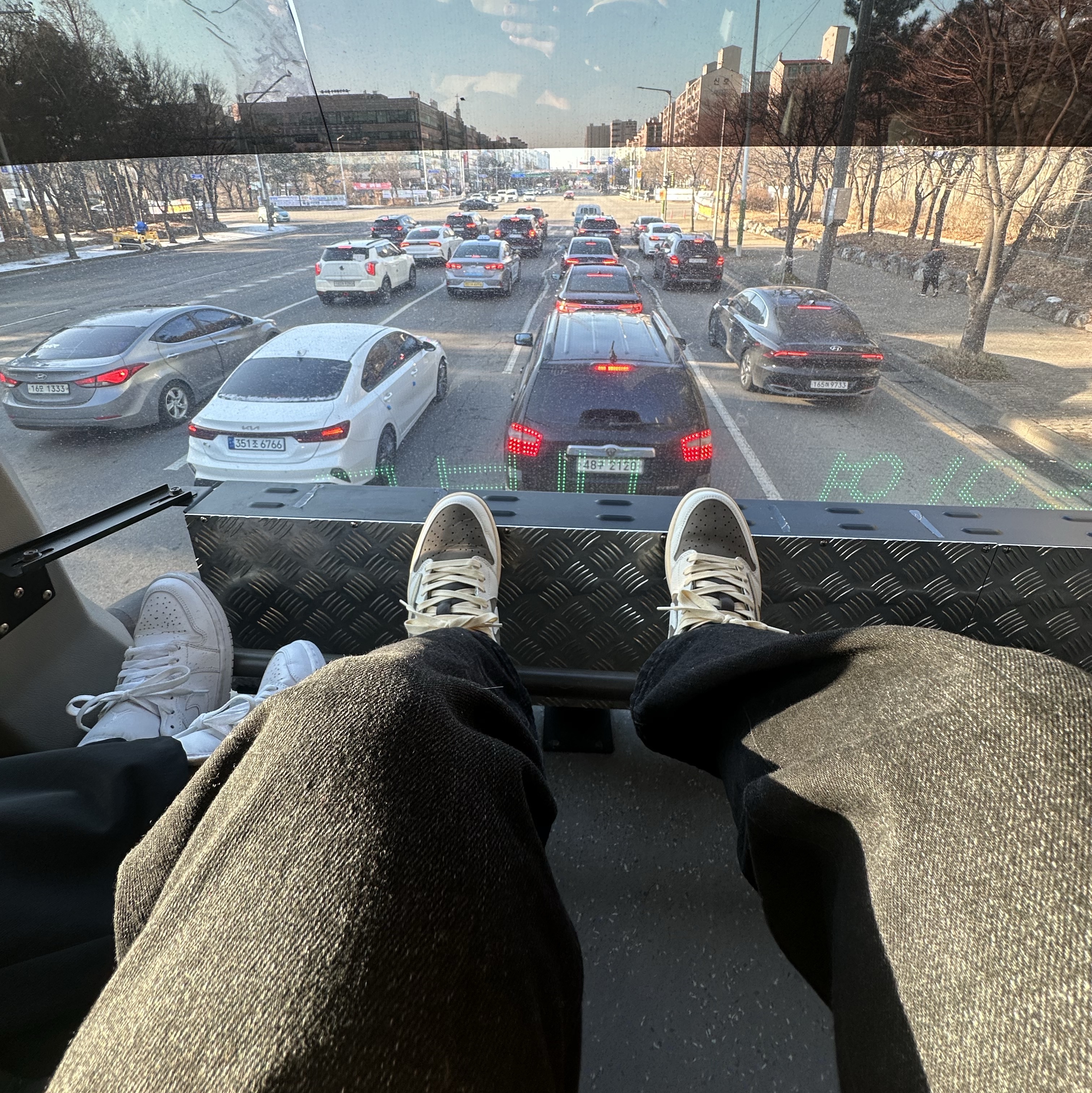 Jordan 1 x Travis Scott Retro Low OG SP Sail and Ridgerock 착용 스타일 - 5