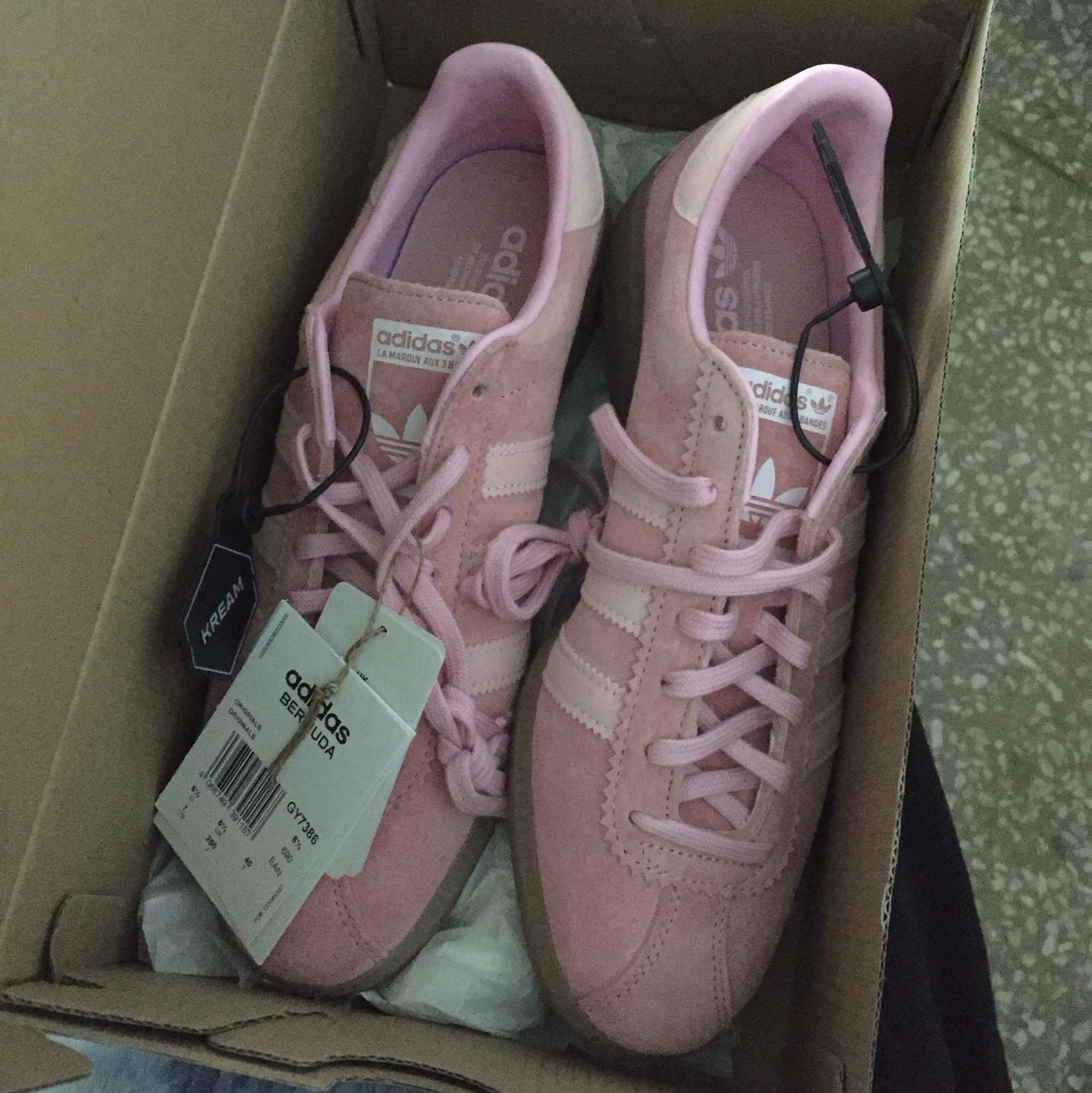 Adidas Bermuda Glow Pink 착용 스타일 - 1