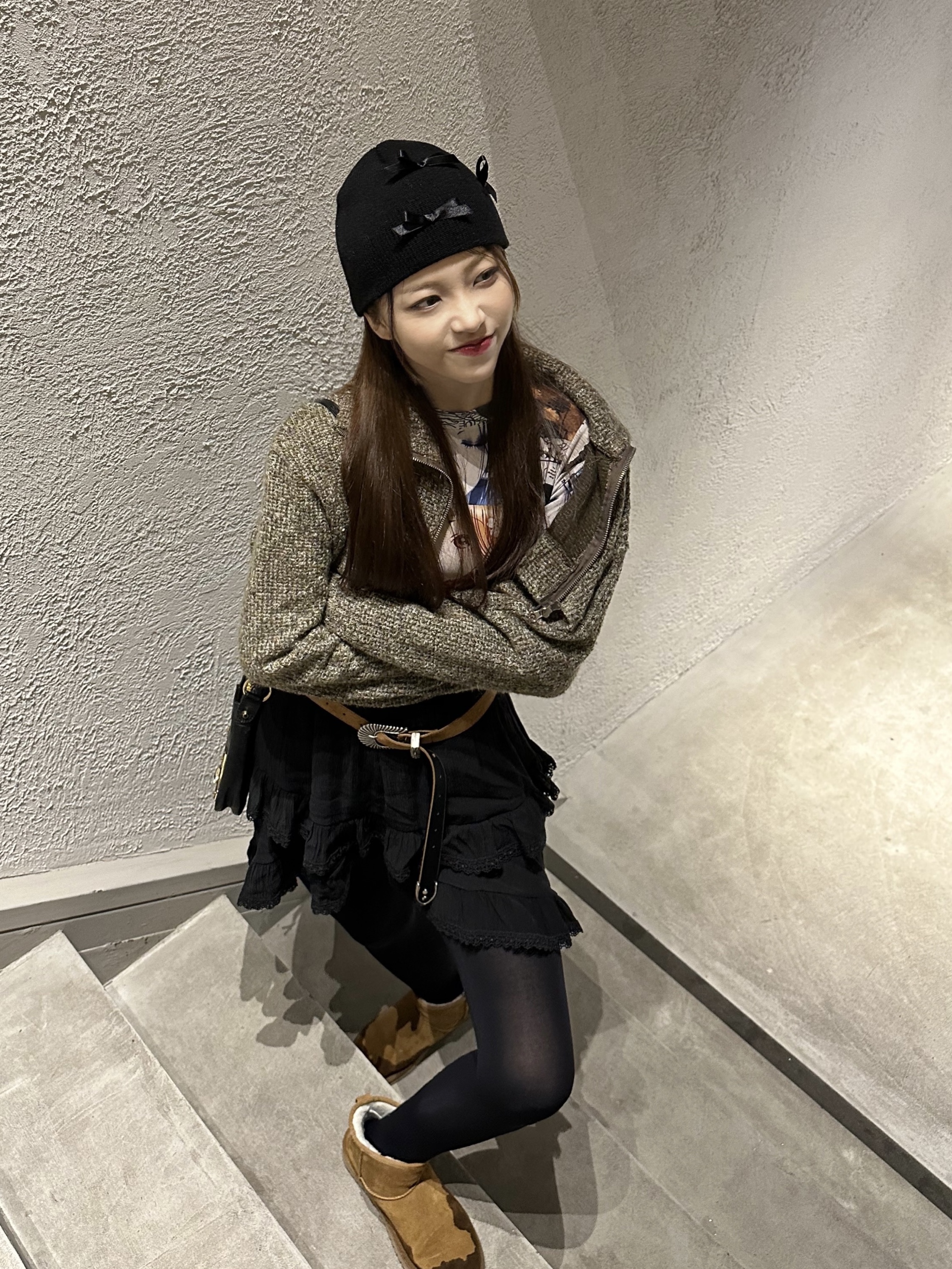 (W) UGG Classic Mini II Boots Chestnut, Balenciaga Arena Lambskin Aged Silver Hardware Le Cagole XS Flap Bag Black 착용 스타일 - 3