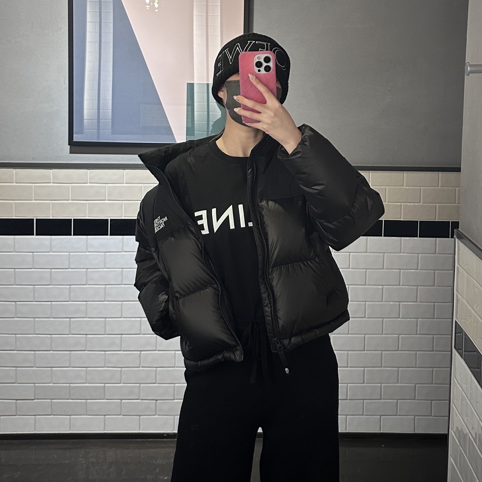 (W) 노스페이스 화이트 라벨 노벨티 눕시 다운 자켓 블랙, (W) 셀린느 루즈 티셔츠 코튼 저지 블랙 화이트 착용 스타일 - 1