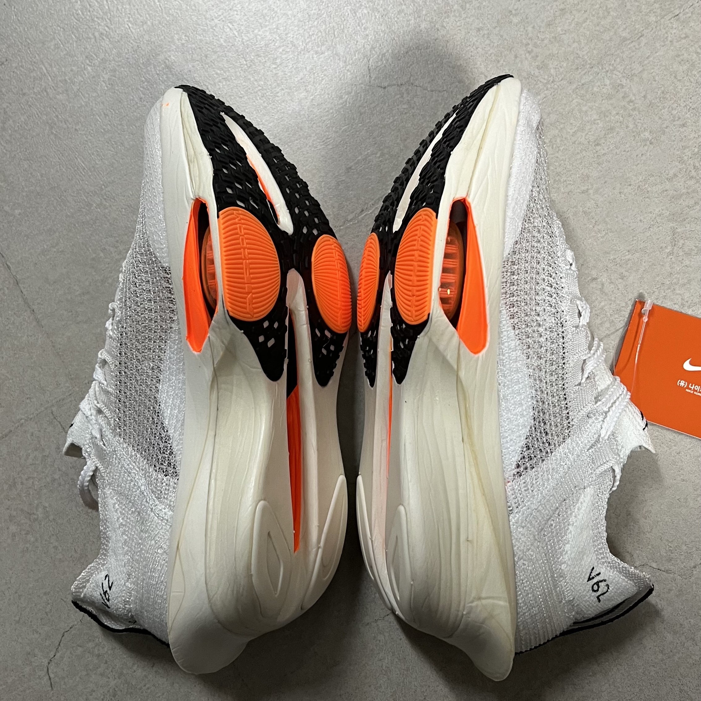 Nike Air Zoom Alphafly Next% 3 Proto White Total Orange 착용 스타일 - 3