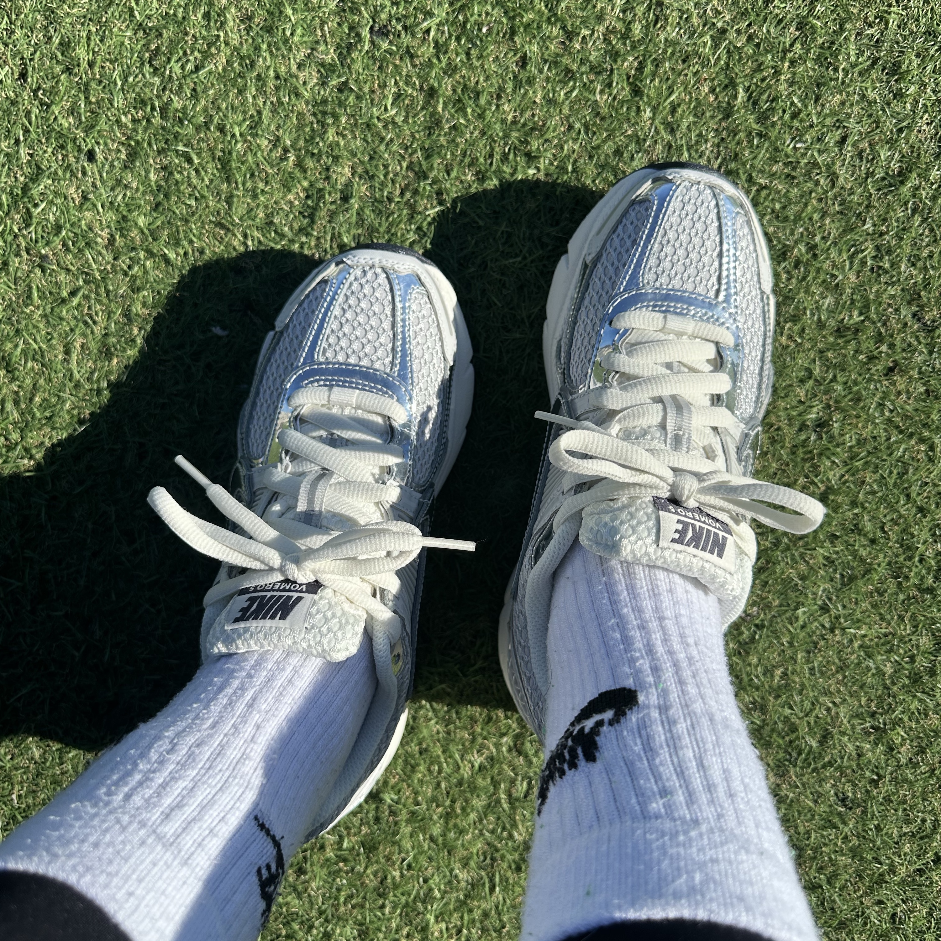 (W) Nike Zoom Vomero 5 Photon Dust and Metallic Silver 착용 스타일