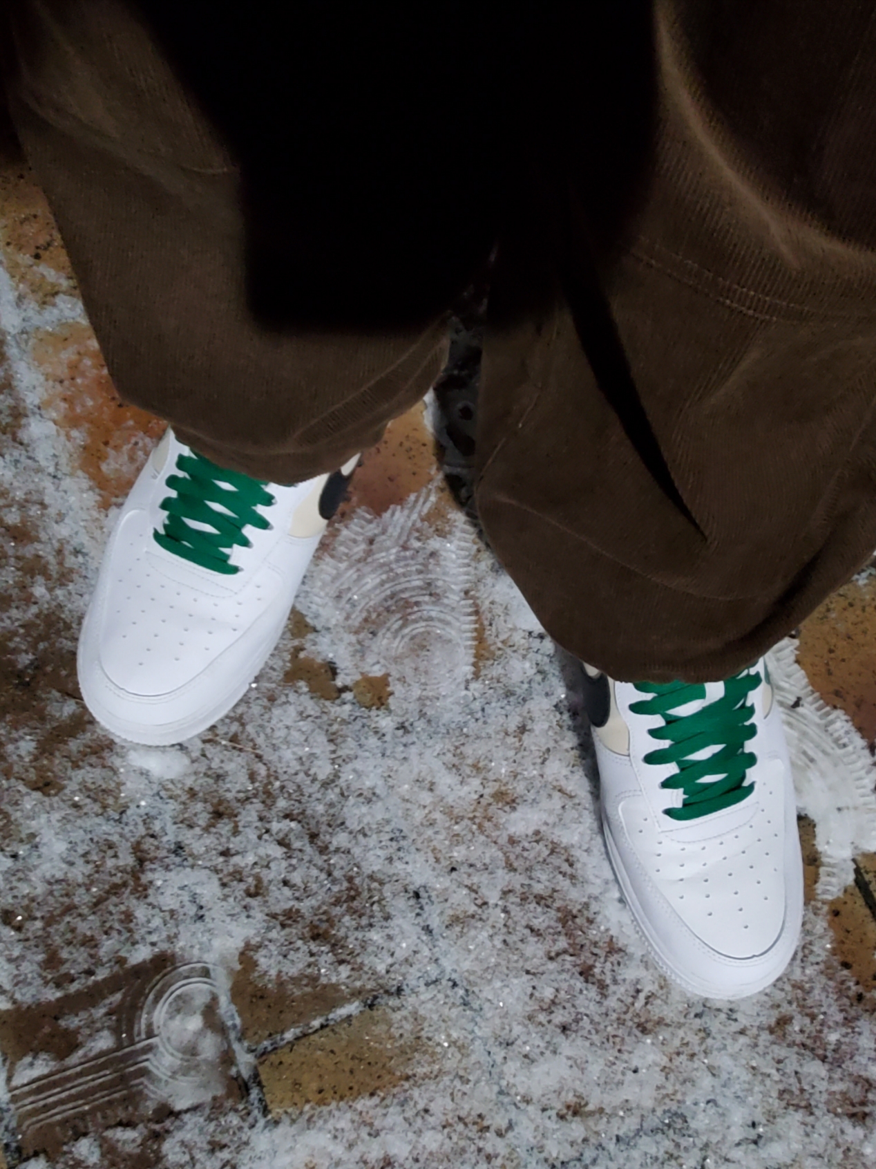 Nike Air Force 1 '07 LV8 EMB White Malachite, Essentials x New Era Sized Cap Kelly Green 착용 스타일 - 3