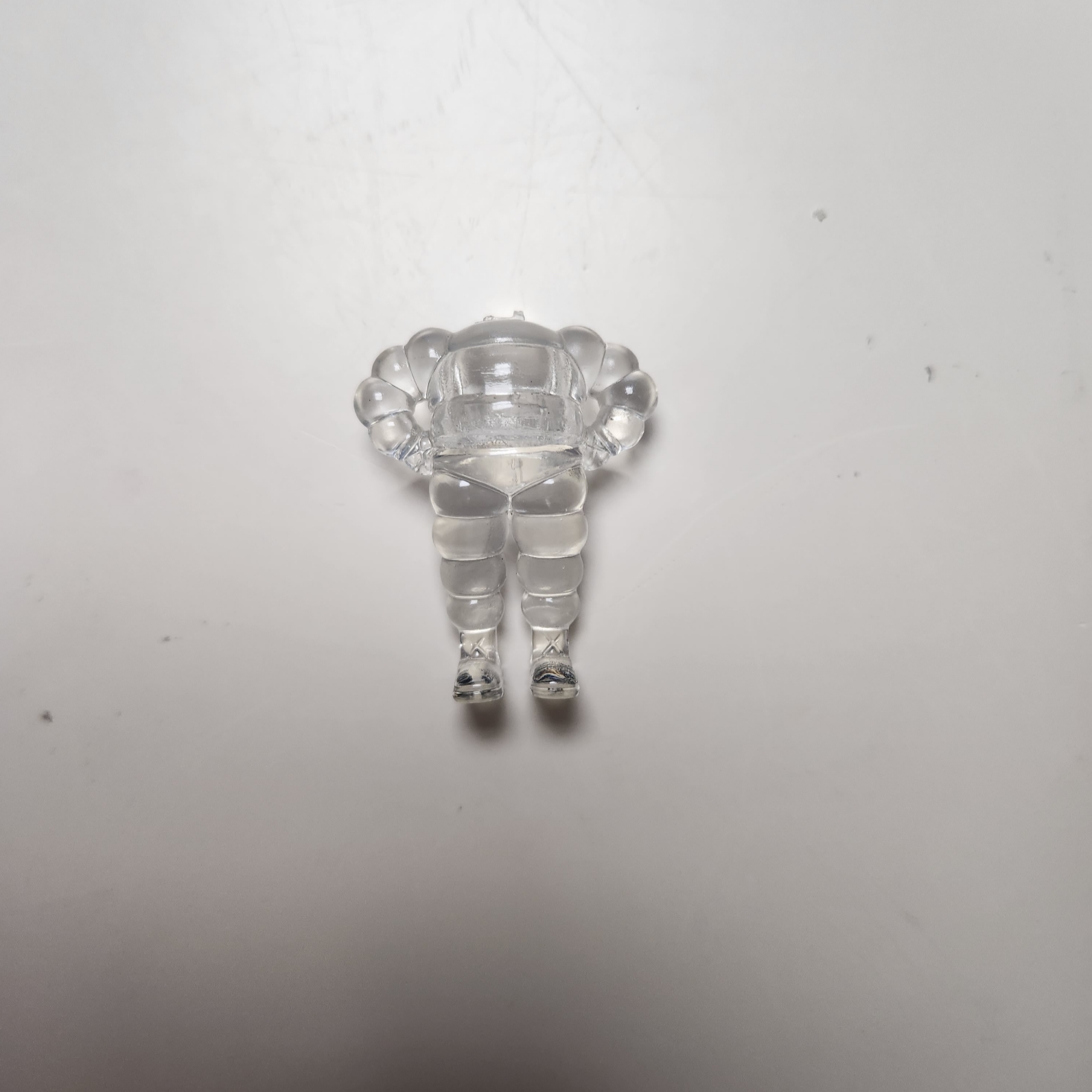 Kaws Tokyo First Chum Keychain Clear 착용 스타일