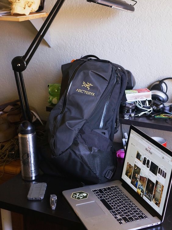 Arc'teryx Mantis 16 Backpack Black 착용 스타일