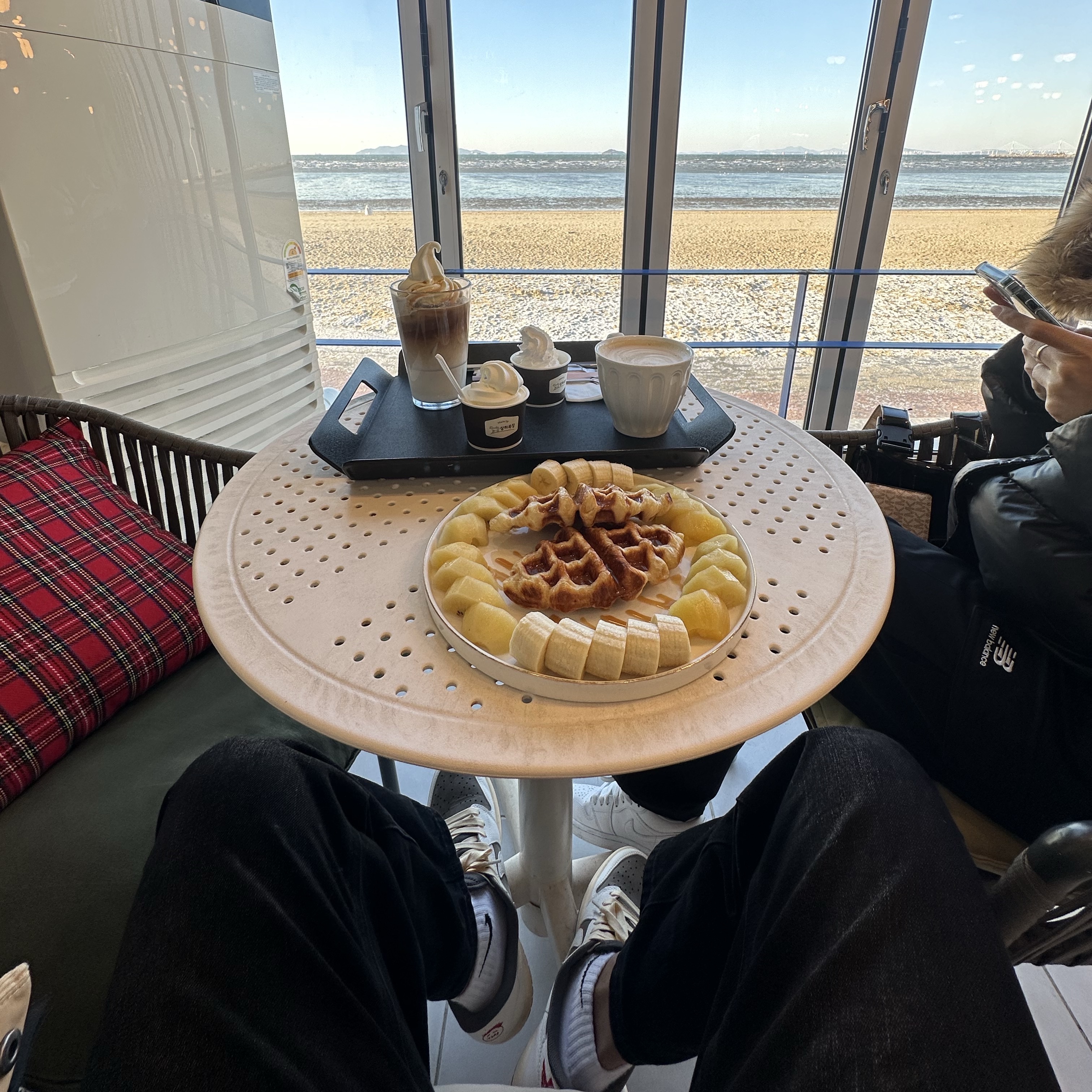 Jordan 1 x Travis Scott Retro Low OG SP Sail and Ridgerock 착용 스타일 - 2