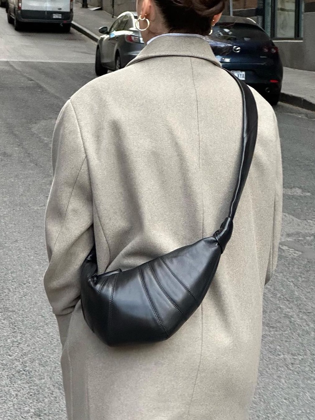 Bottega Veneta Mini Leather Jodie Black Gold, Chanel Mini Flap Bag Lambskin & Gold Black 착용 스타일 - 4