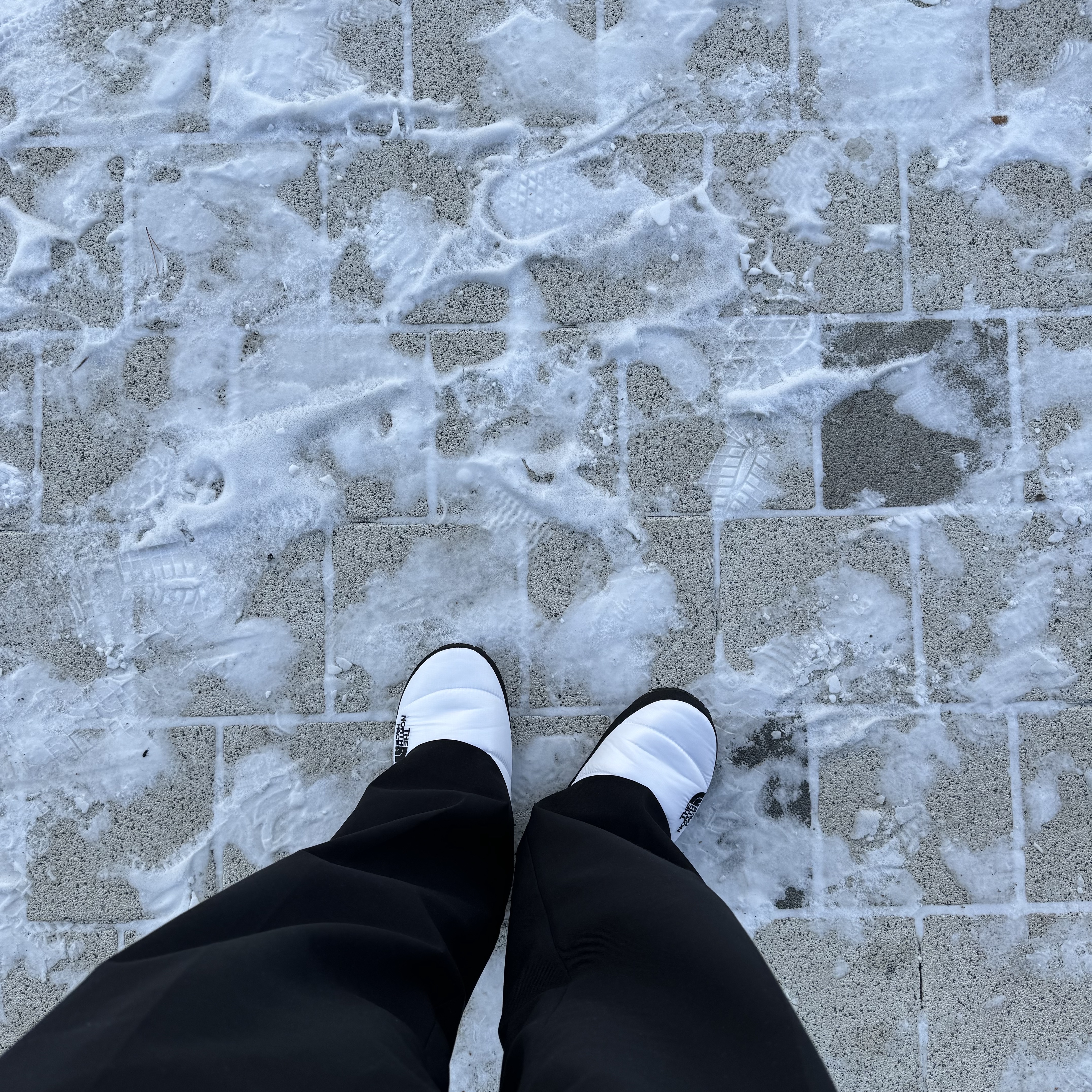 The North Face Nuptse Mule White 착용 스타일