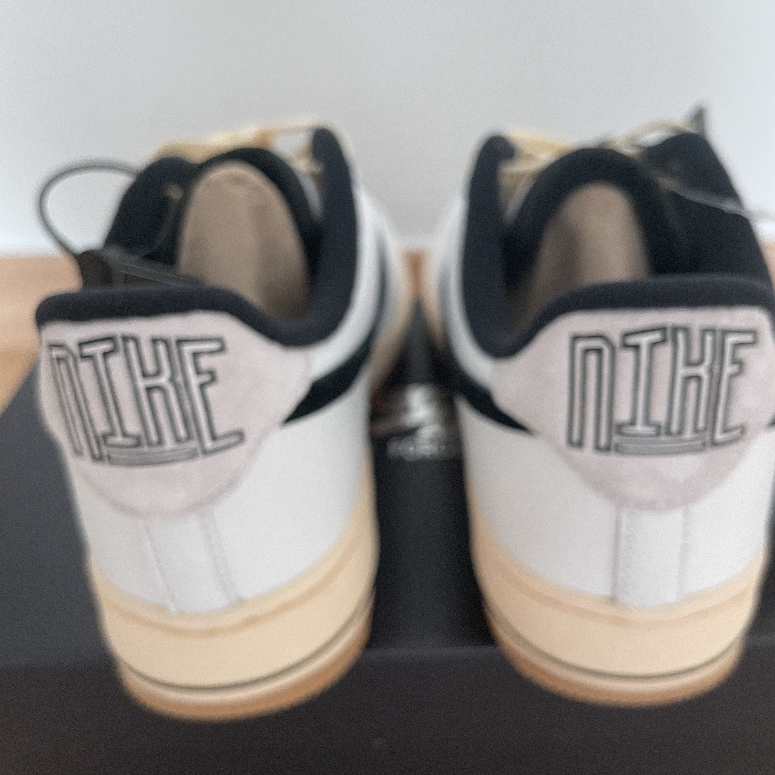 (W) Nike Air Force 1 '07 LX Black and Summit White 착용 스타일 - 3