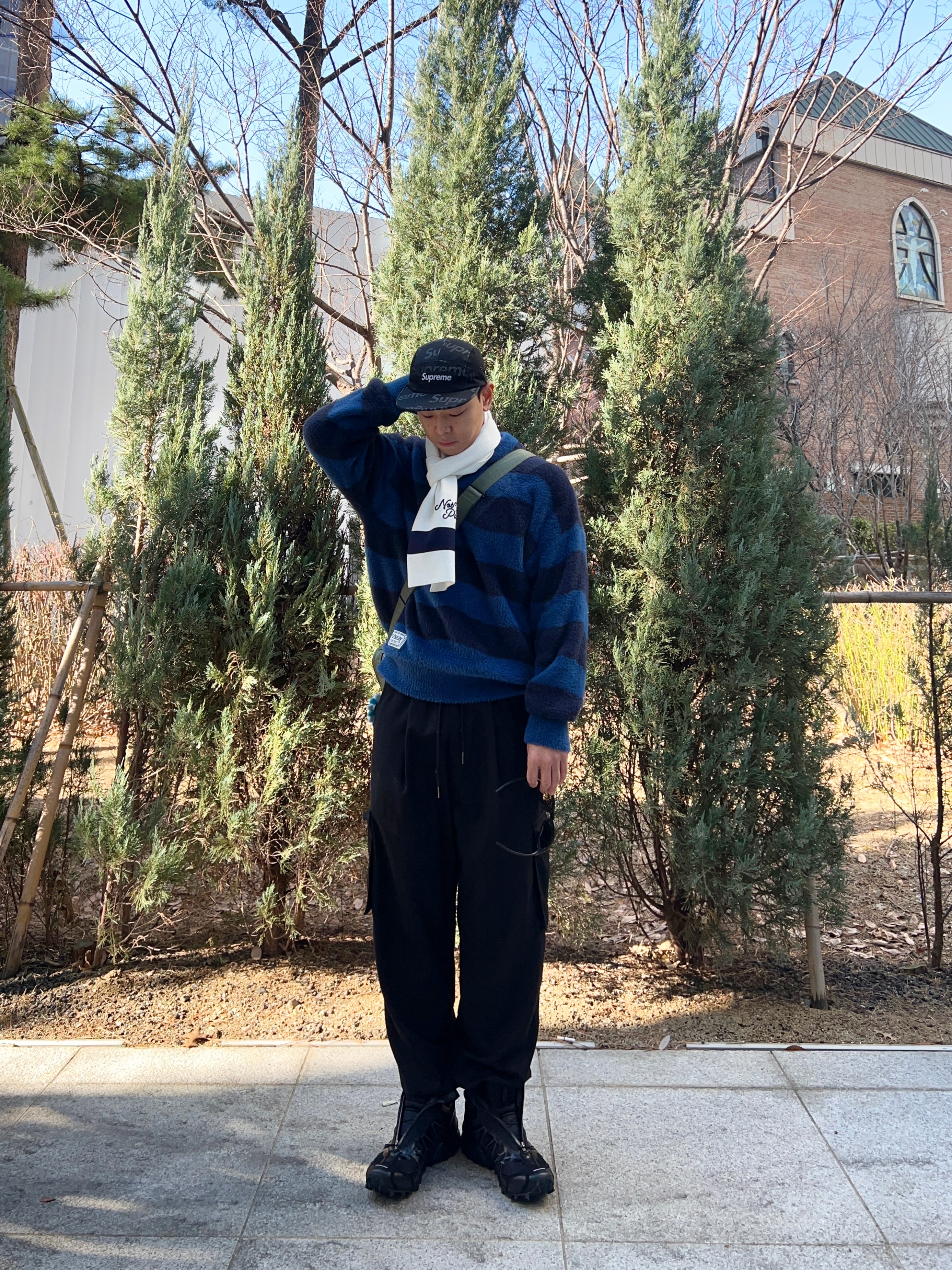 살로몬 스노우크로스 블랙 마그넷, 오클리 아이 자켓 리덕스 매트 블랙 프레임 프리즘 그레이 렌즈 하이 브릿지 핏 착용 스타일 - 2