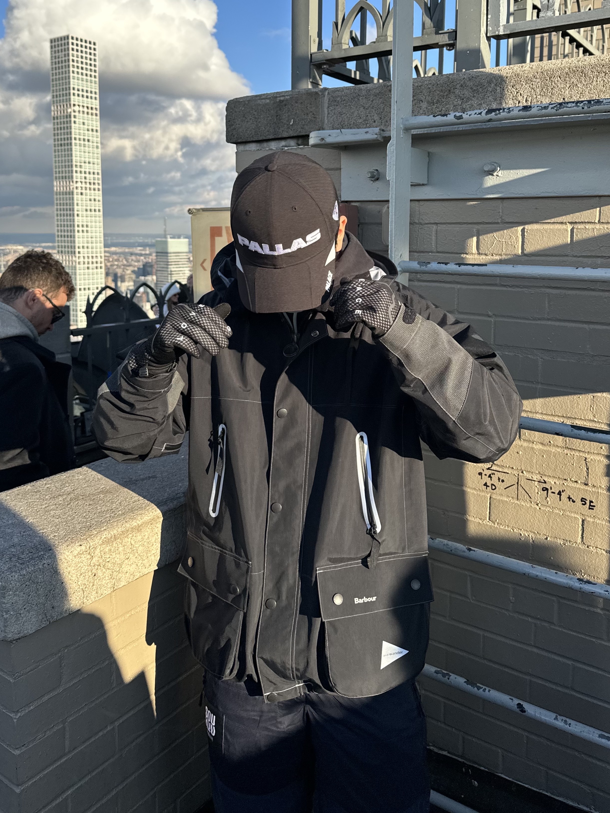 Barbour x And Wander 3L Jacket Black, The North Face x Undercover Soukuu Etip Gloves TNF Black TNF White 착용 스타일 - 1