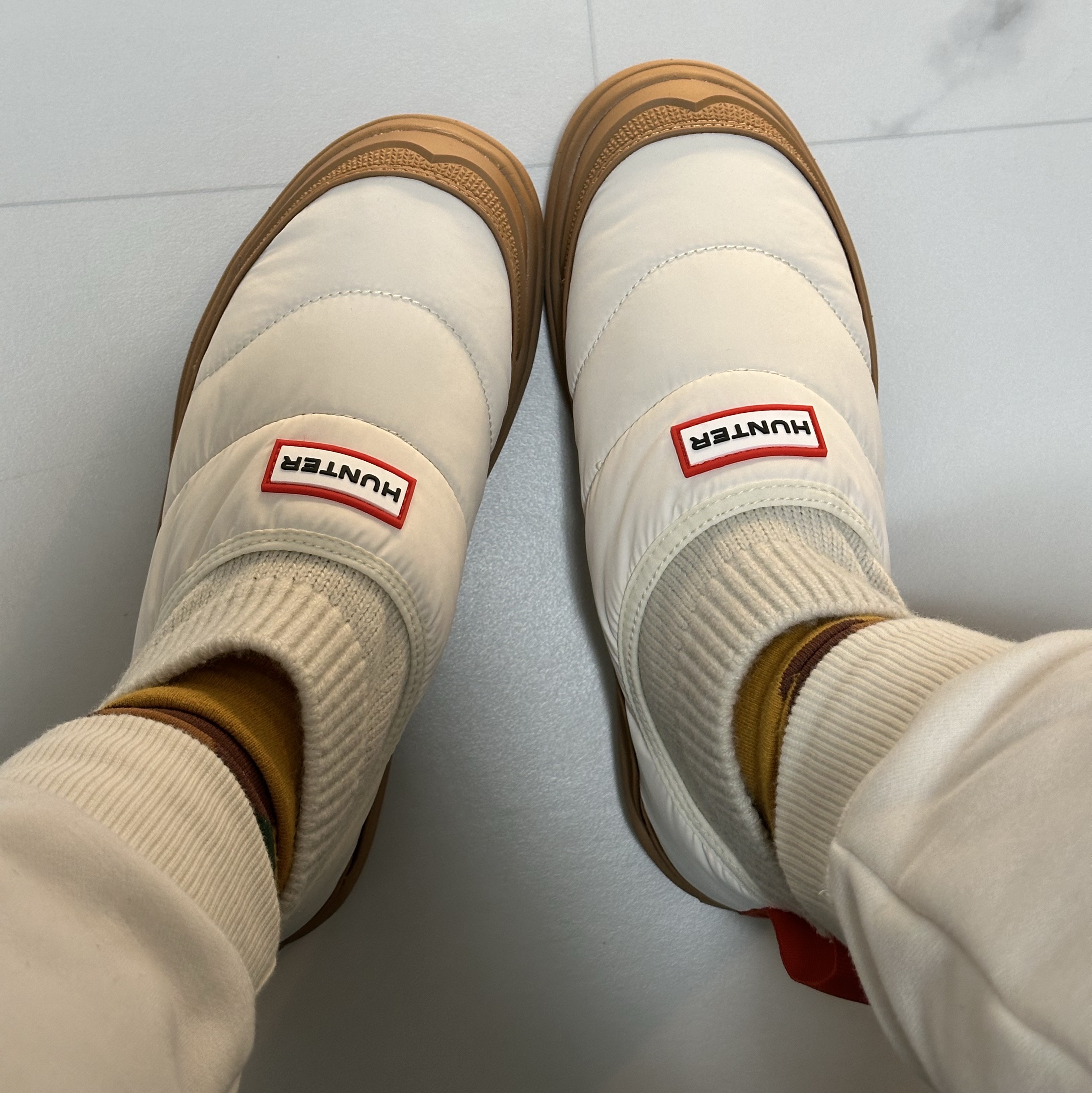 (W) Hunter In Out Puffer Knit Cuff Boots White Willow 착용 스타일 - 2