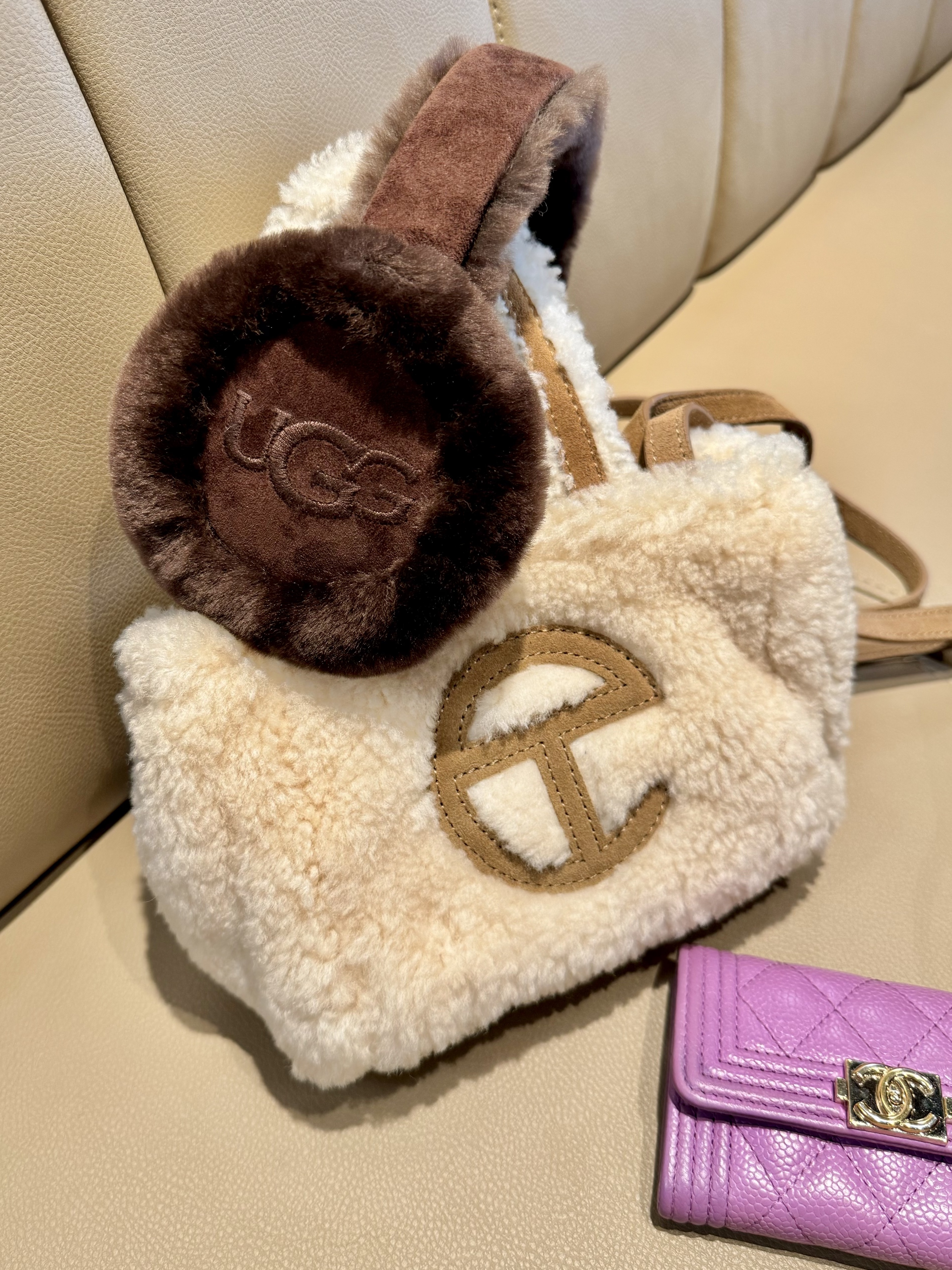 (W) UGG Embroidered Logo Earmuff Burnt Cedar 착용 스타일 - 1