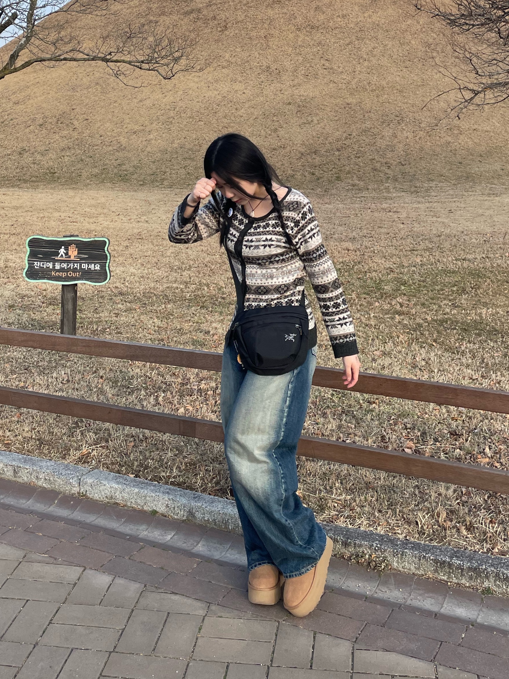 Arc'teryx Mantis 1 Waistpack Black, (W) UGG Classic Mini Platform Boots Chestnut 착용 스타일 - 2