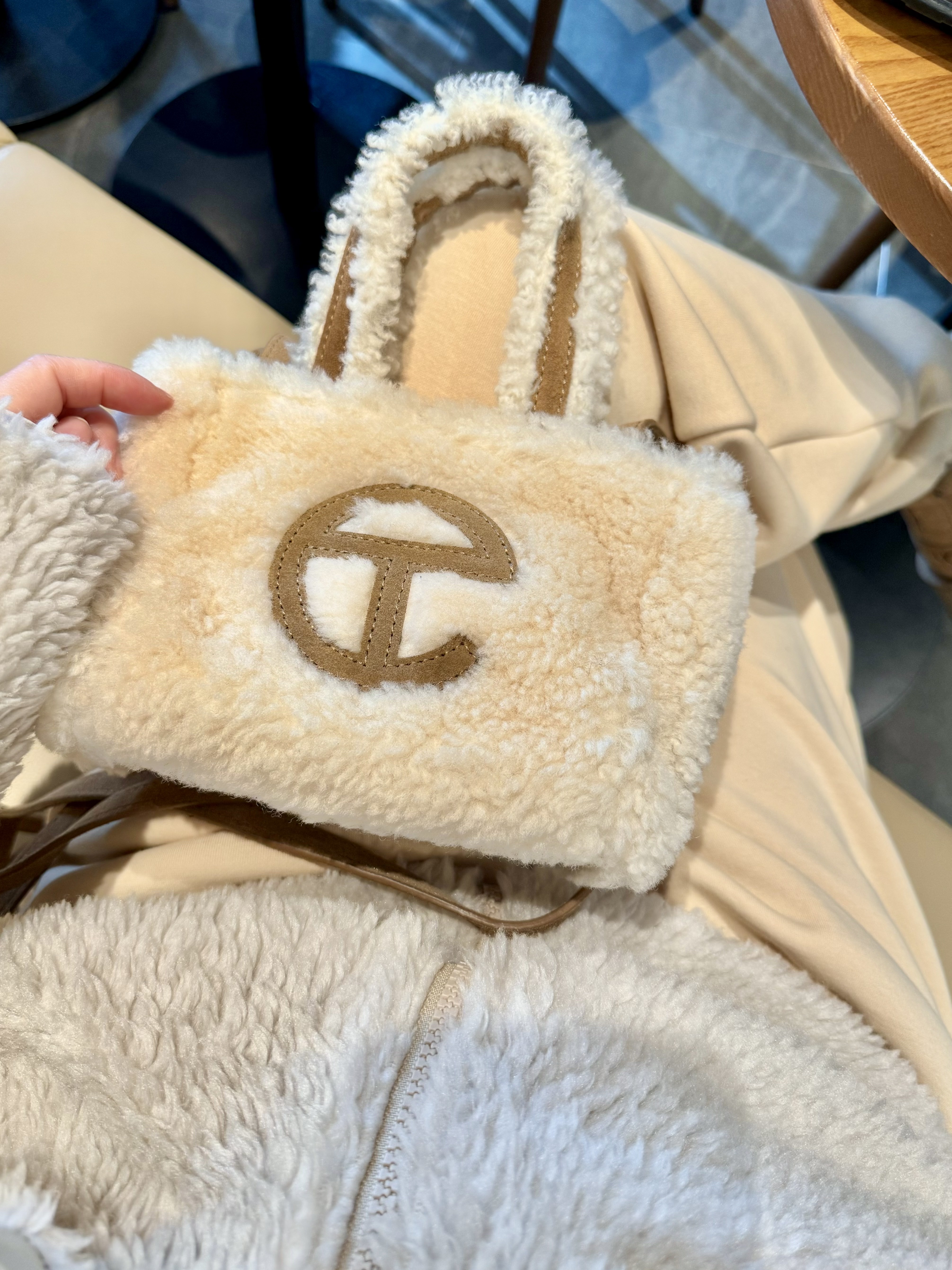 (W) UGG Embroidered Logo Earmuff Burnt Cedar 착용 스타일 - 3