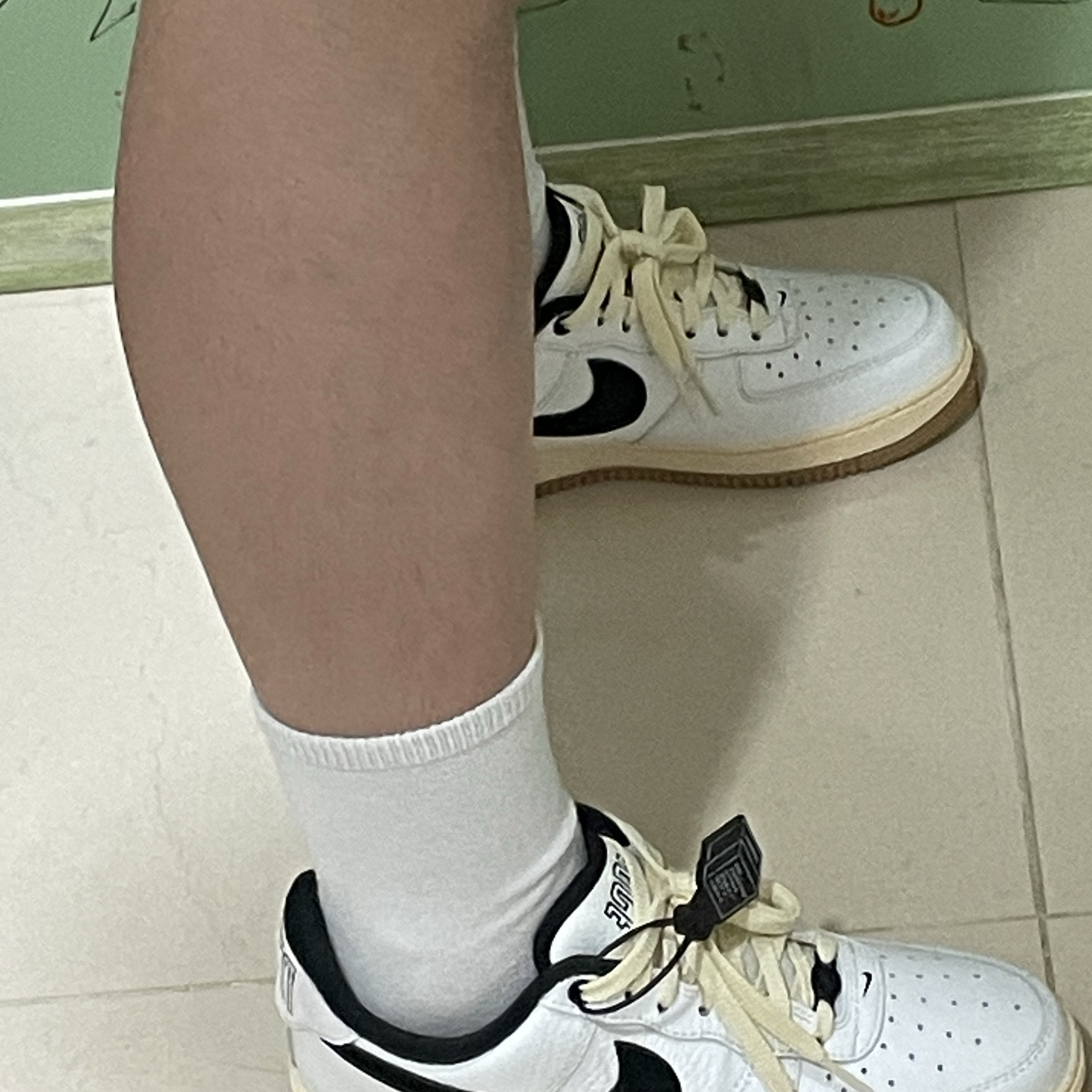 (W) Nike Air Force 1 '07 LX Black and Summit White 착용 스타일 - 4
