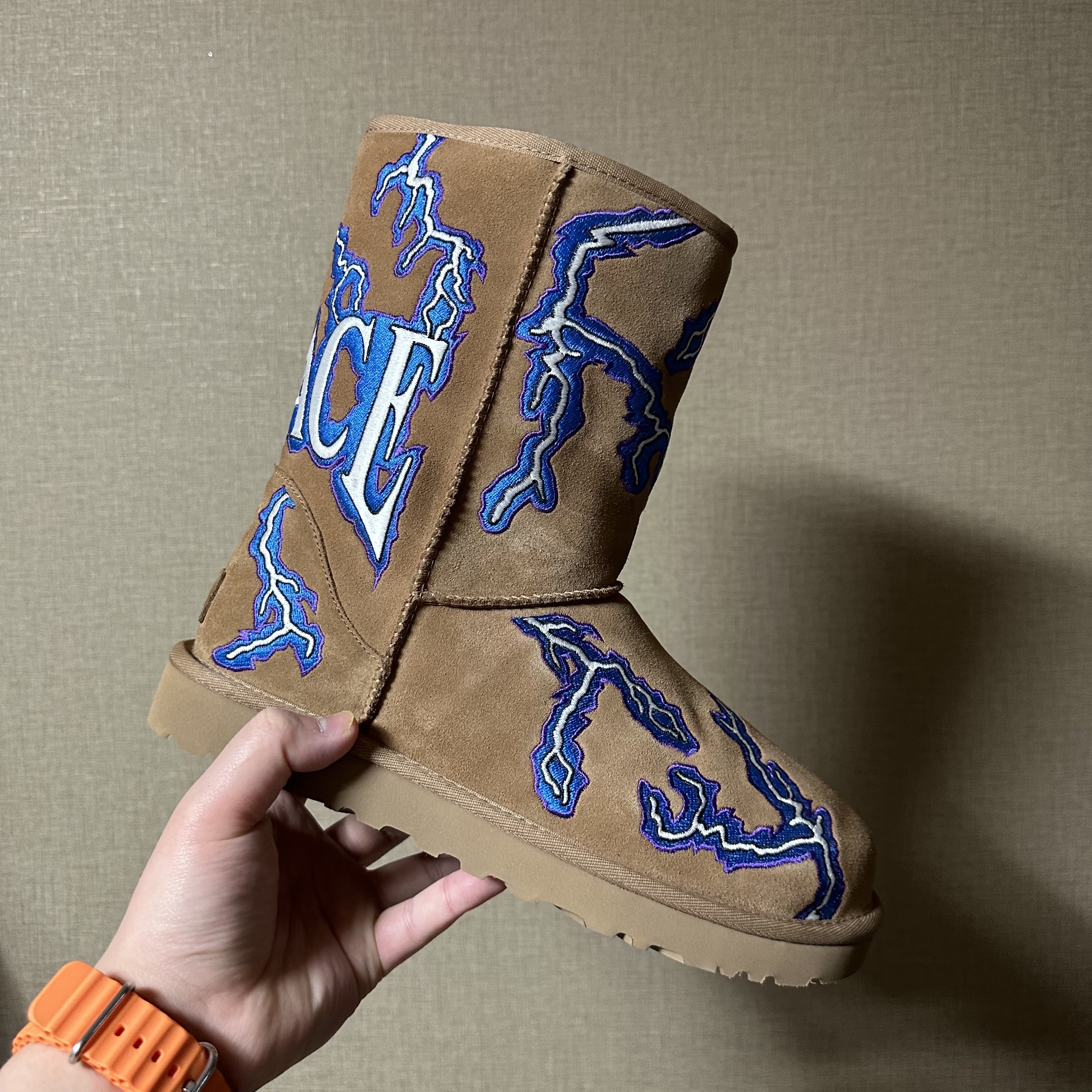 UGG x Palace Lightning Classic Short Boot Chestnut 착용 스타일 - 2