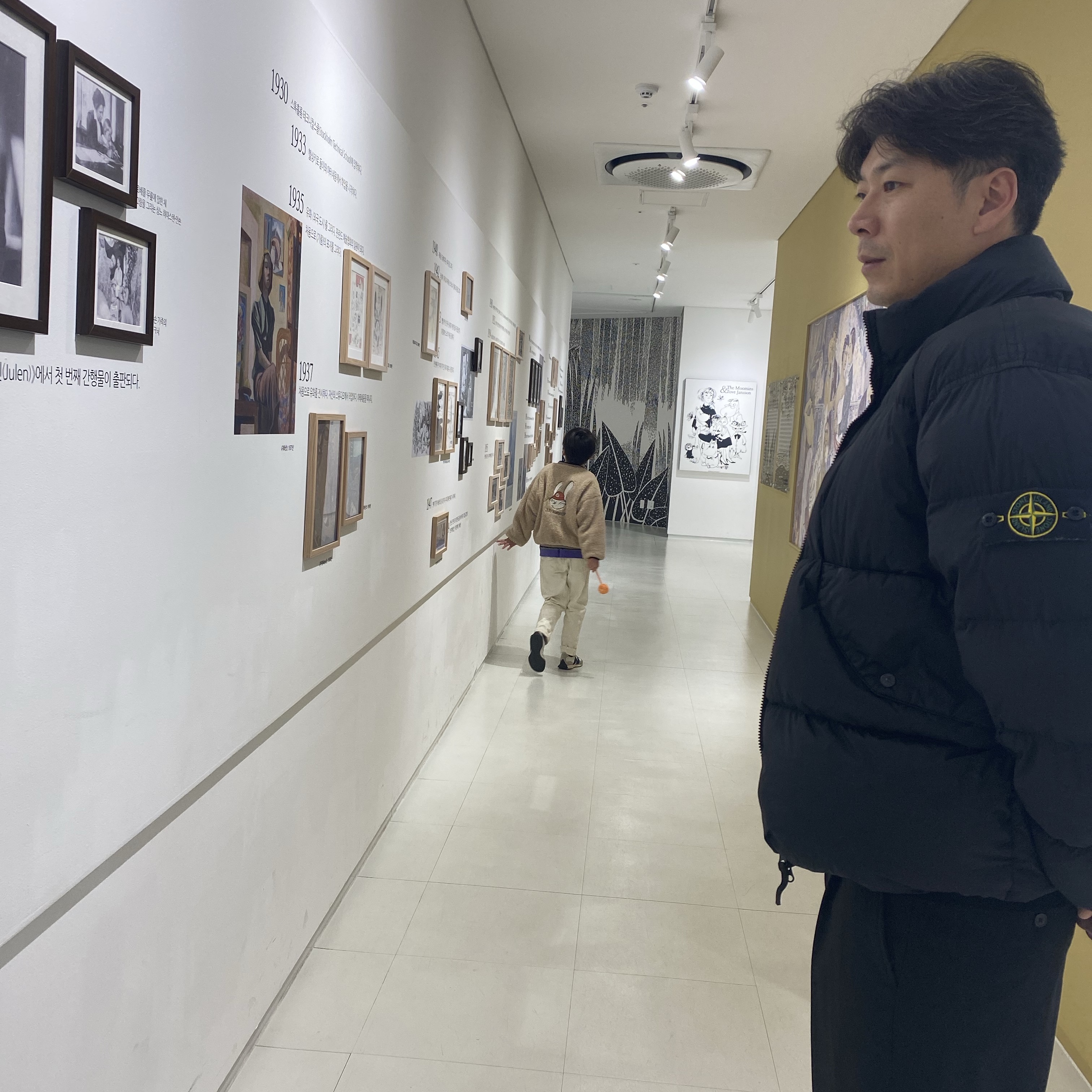 스톤 아일랜드 40623 가먼트 다이드 크링클랩스 리사이클 나일론 다운 자켓 블랙 - 23FW, 나이키 V2K 런 서밋 화이트 메탈릭 실버 착용 스타일 - 2