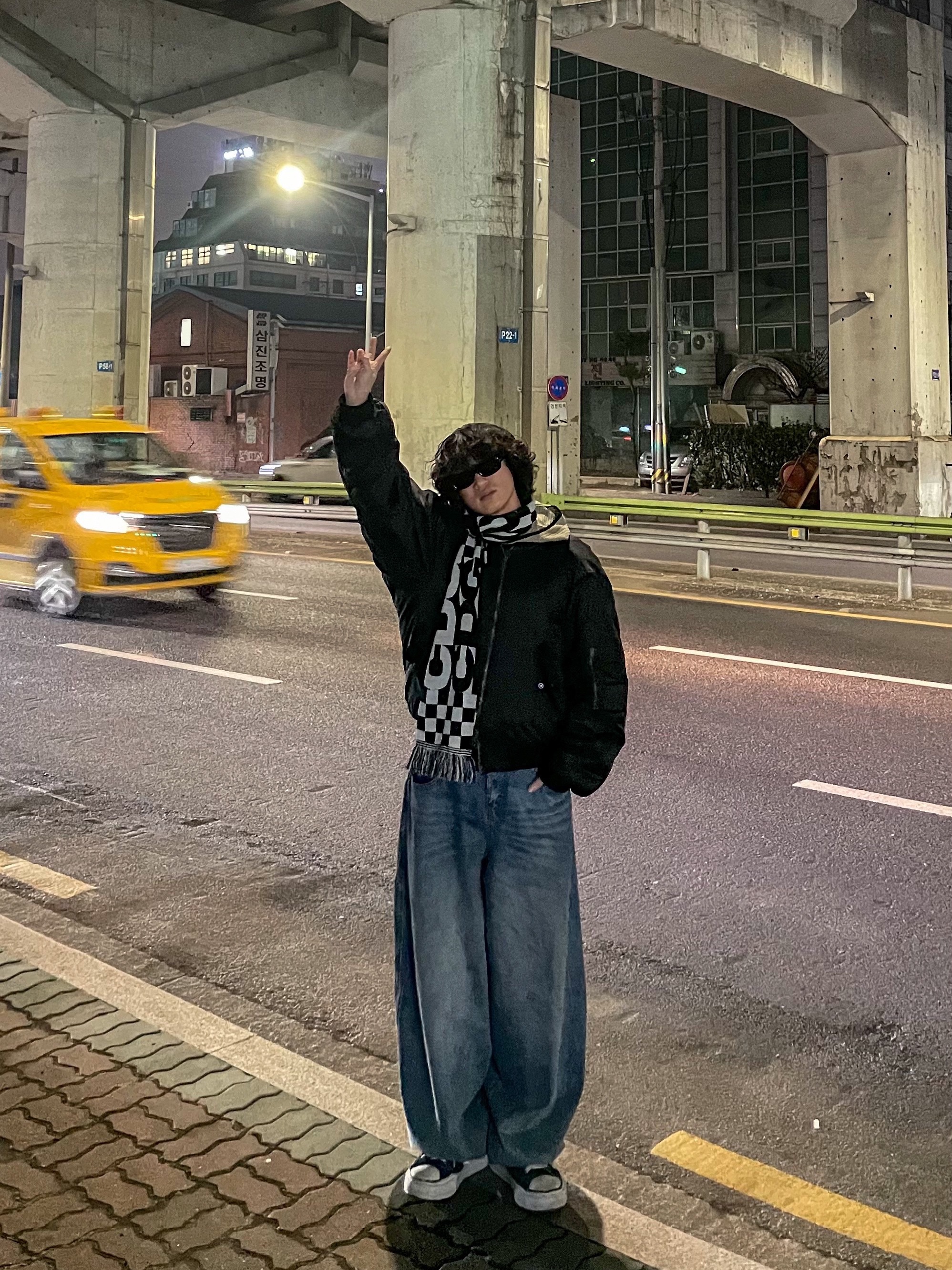 CDG Logo Check Muffler White Black, Telfar Baggy Jean Blue 착용 스타일 - 1