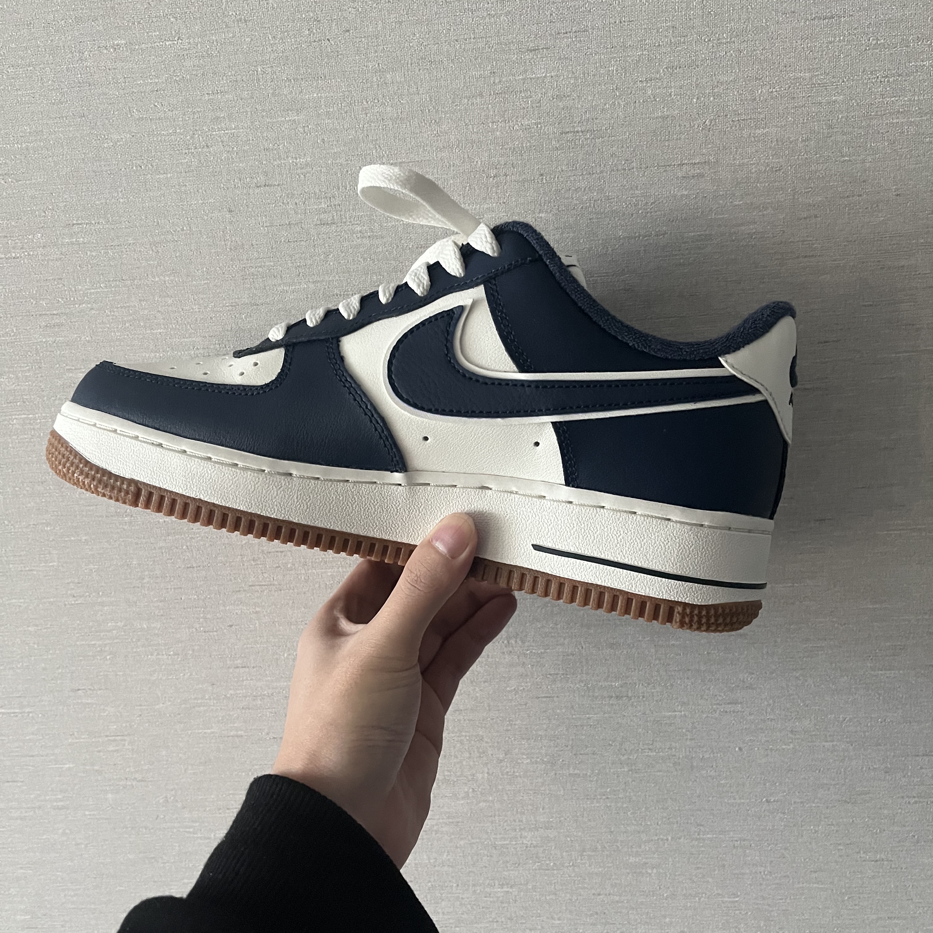 Nike Air Force 1 '07 LV8 Midnight Navy 착용 스타일 - 1