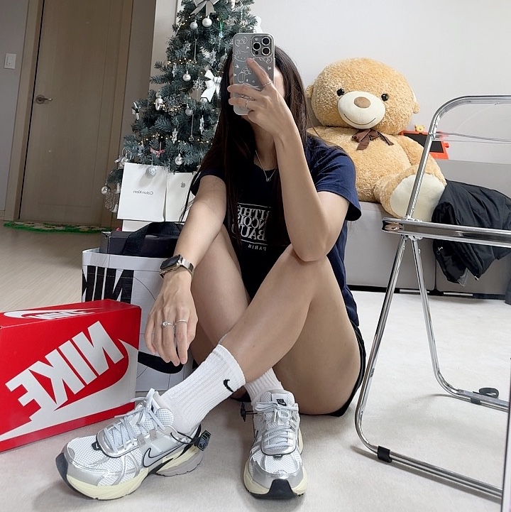 Nike V2K Run Summit White Metallic Silver 착용 스타일 - 2