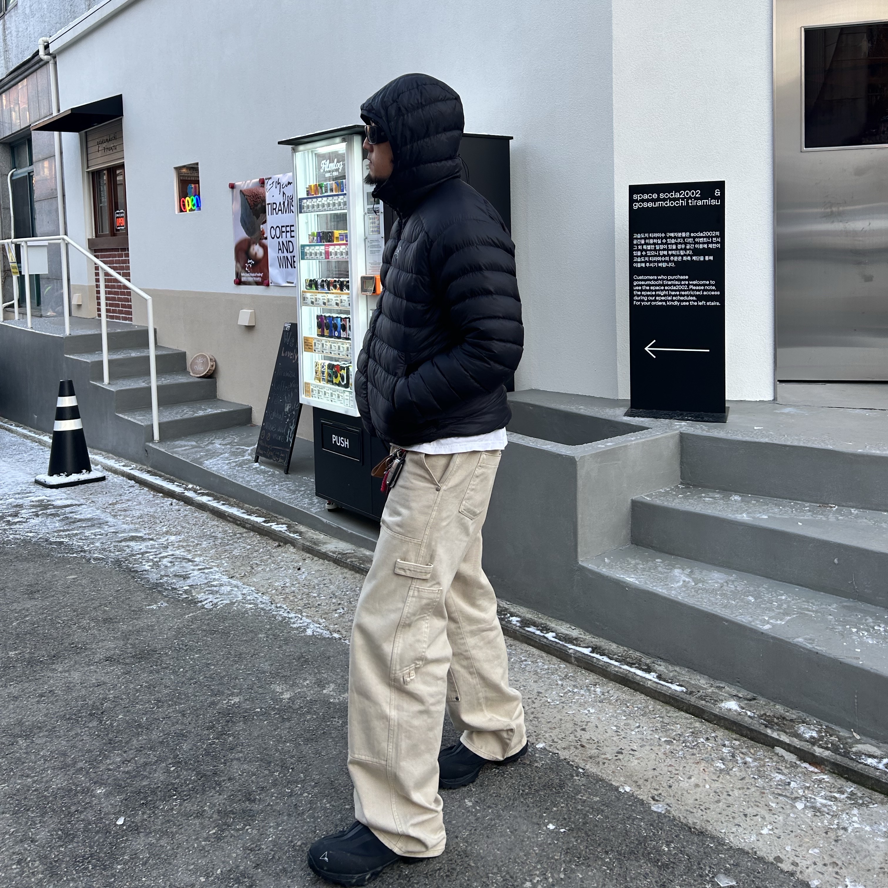 Arc'teryx Cerium Hoody Black, Roa Hiking Teri Black 착용 스타일 - 1