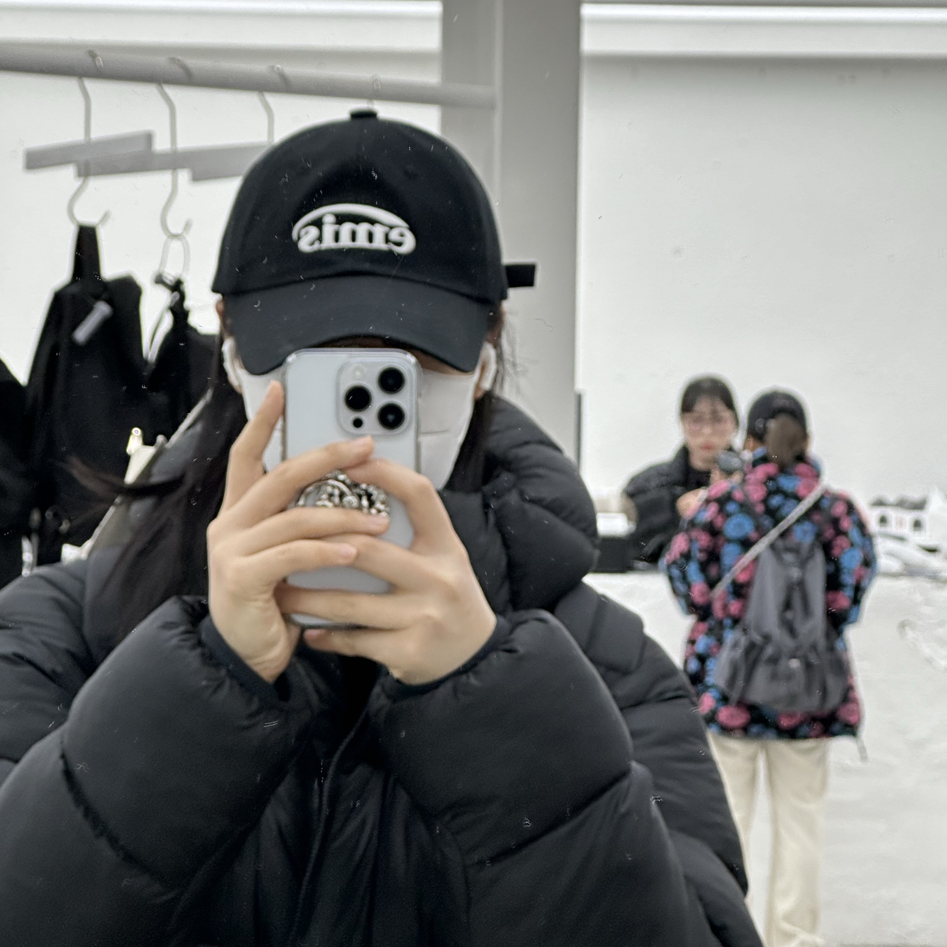 Emis New Logo Emis Cap Black, Aviemuah Ave Phone Knob Rhodium 착용 스타일 - 1