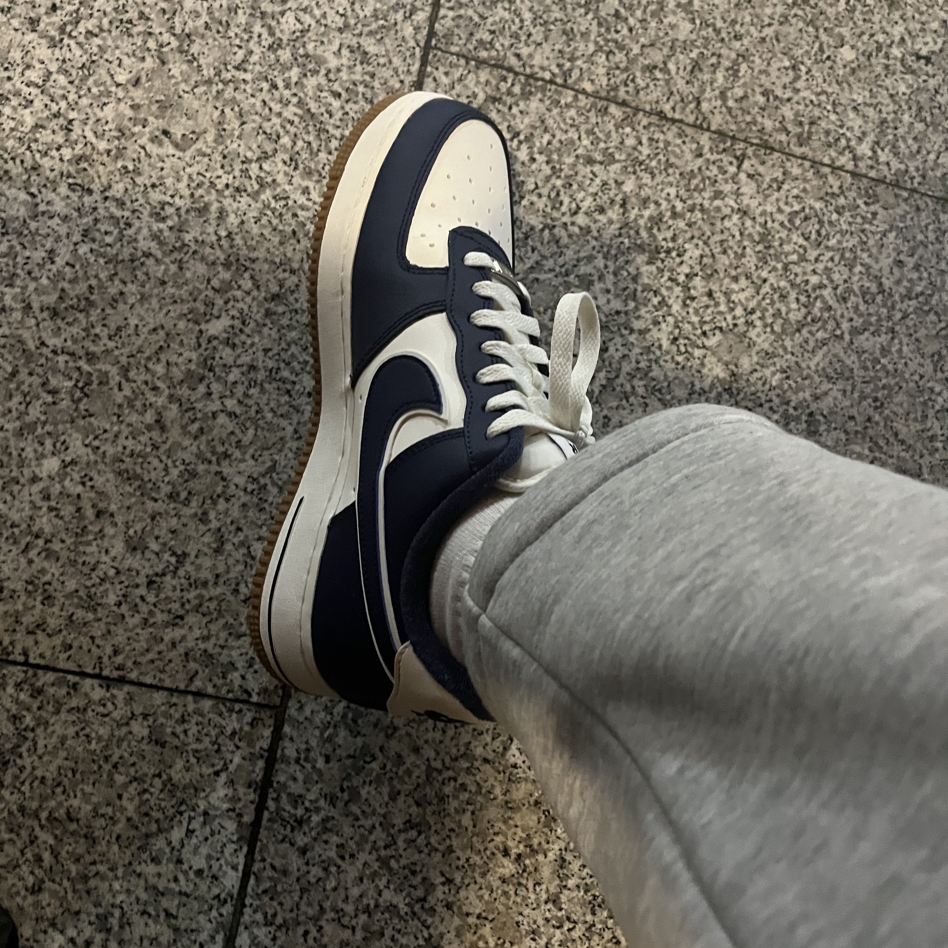 Nike Air Force 1 '07 LV8 Midnight Navy 착용 스타일 - 2