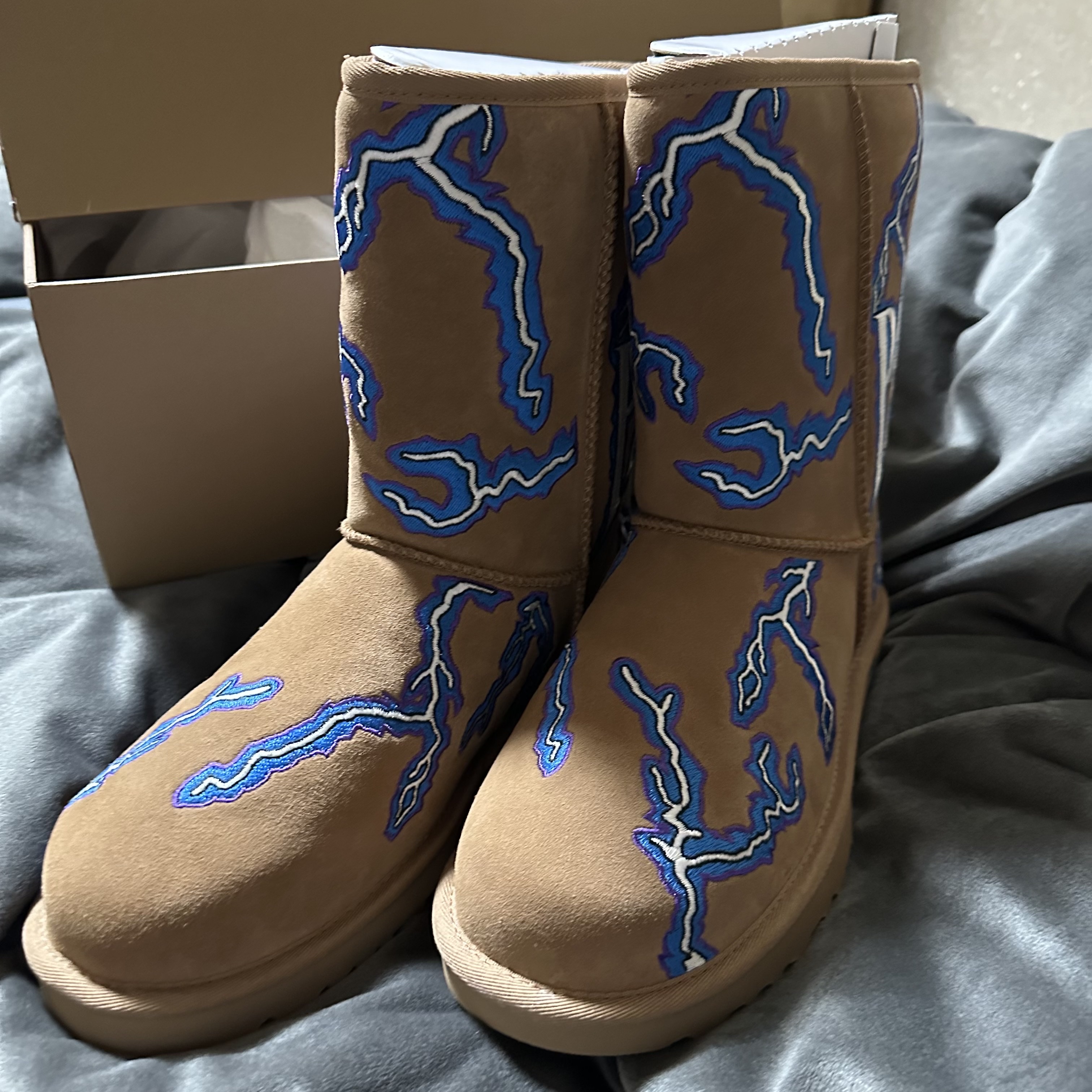 UGG x Palace Lightning Classic Short Boot Chestnut 착용 스타일 - 3
