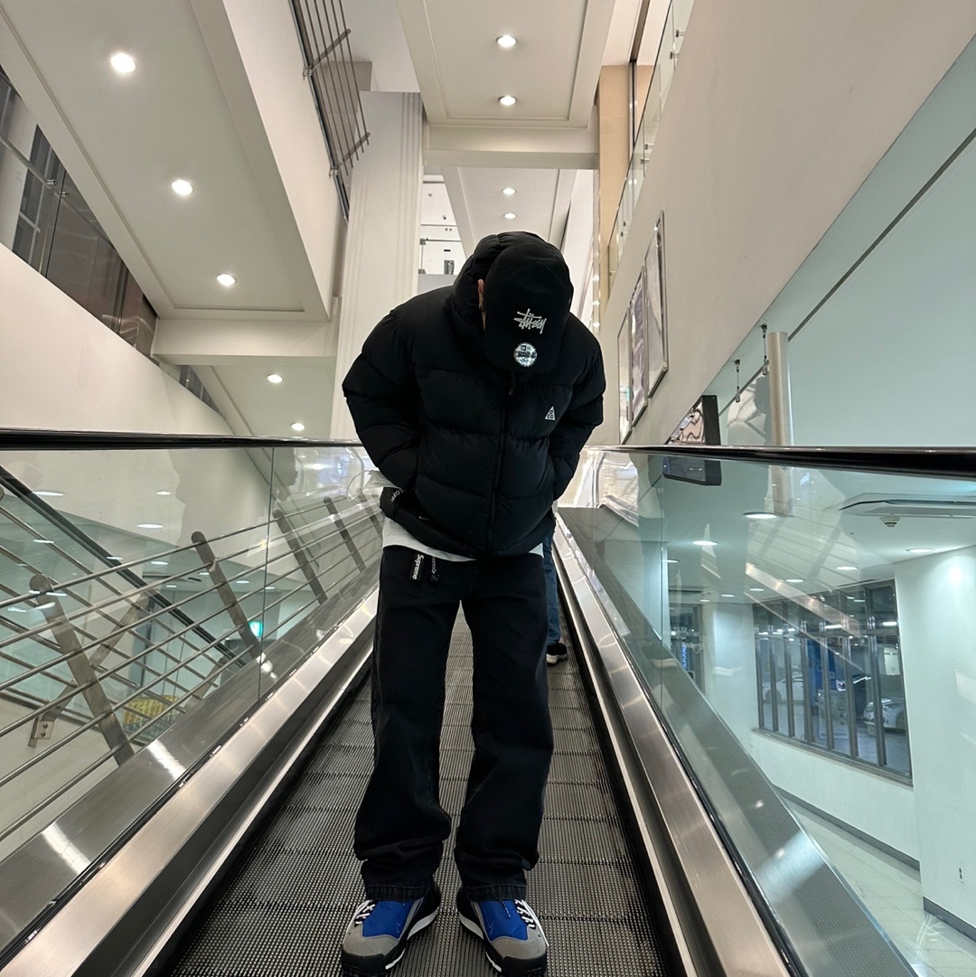 Stussy Basic New Era 9Twenty Basic Strapback Black, Nike ACG Therma-Fit ADV Lunar Lake Puffer Jacket Black - Asia 착용 스타일 - 1