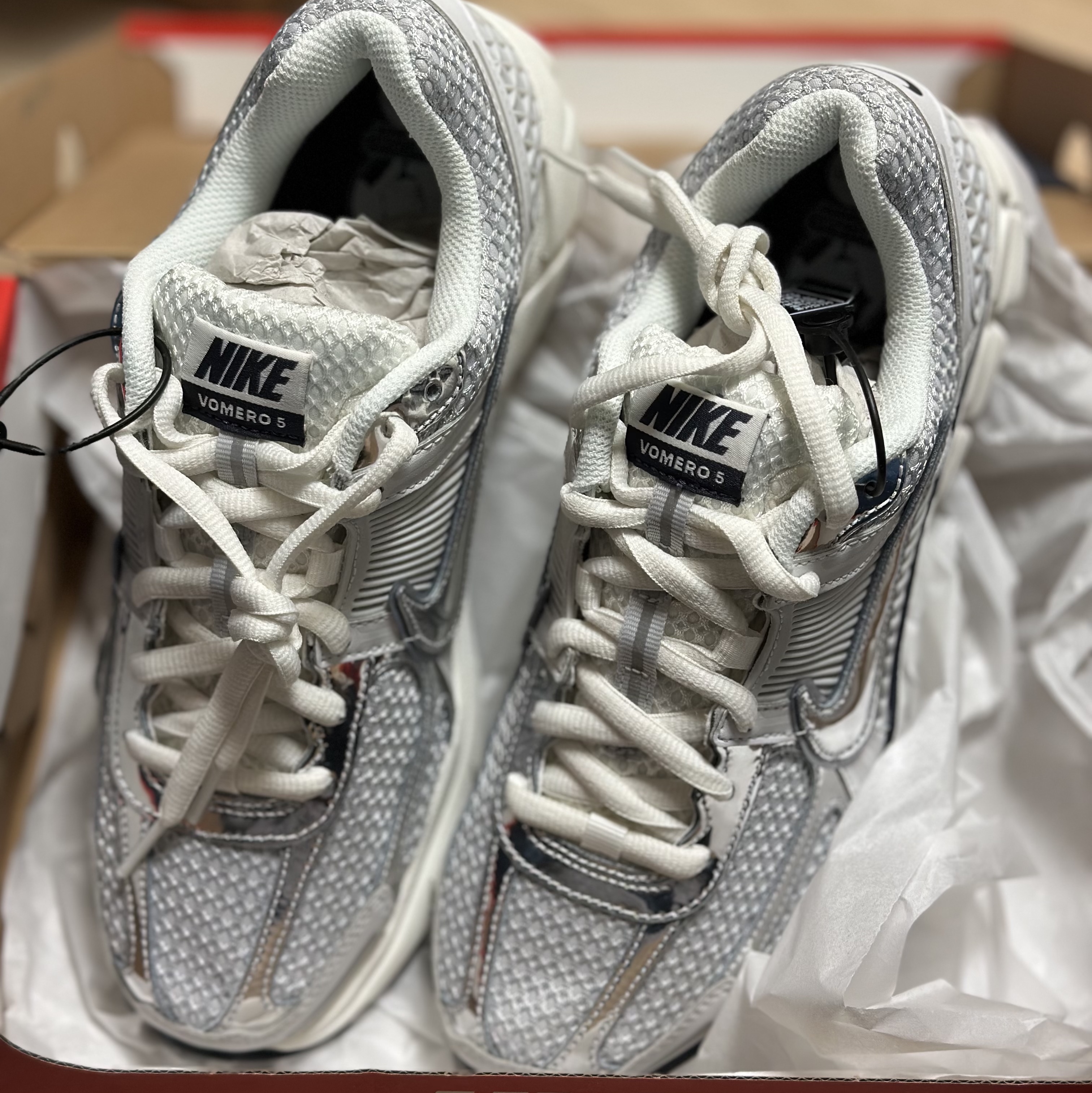(W) Nike Zoom Vomero 5 Photon Dust and Metallic Silver 착용 스타일 - 1