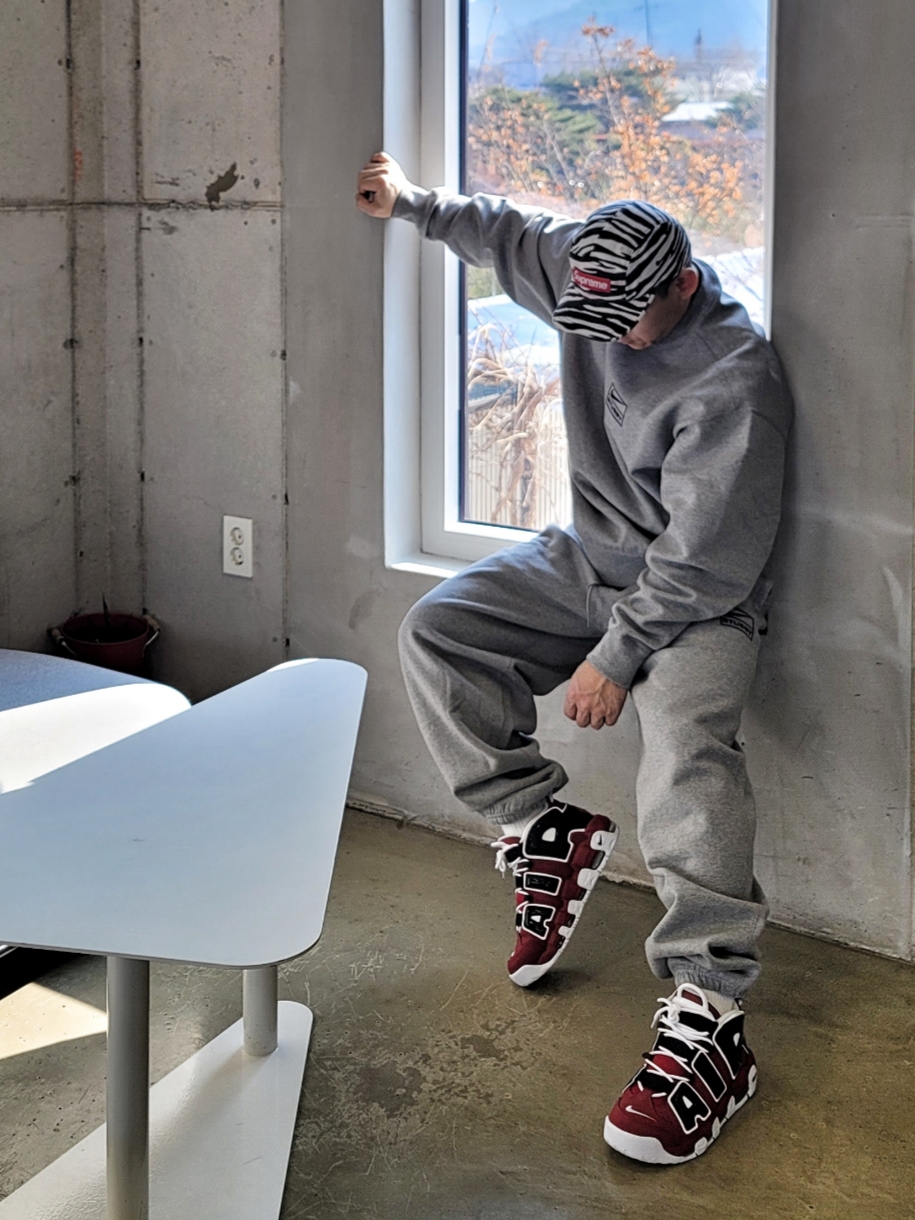Supreme Washed Chino Twill Camp Cap Zebra - 22FW, Nike x Stussy NRG Fleece Crewneck Dark Grey Heather (DO9337-063) 착용 스타일
