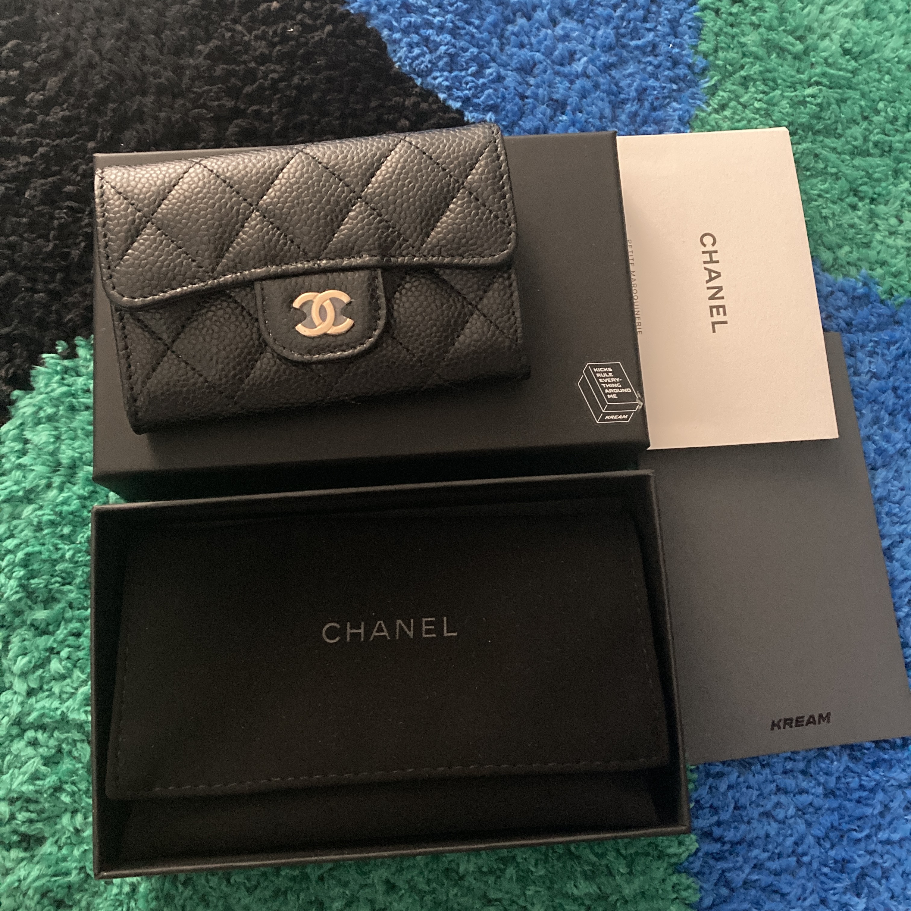 Chanel Classic Card Holder Grained Calfskin & Gold Black 착용 스타일