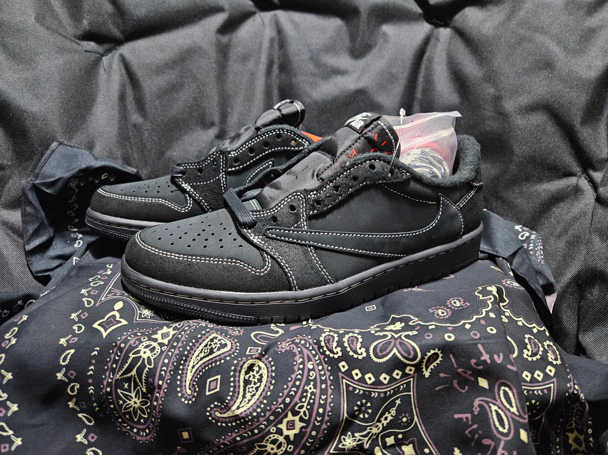 Jordan 1 x Travis Scott Retro Low OG SP Black Phantom 착용 스타일 - 2