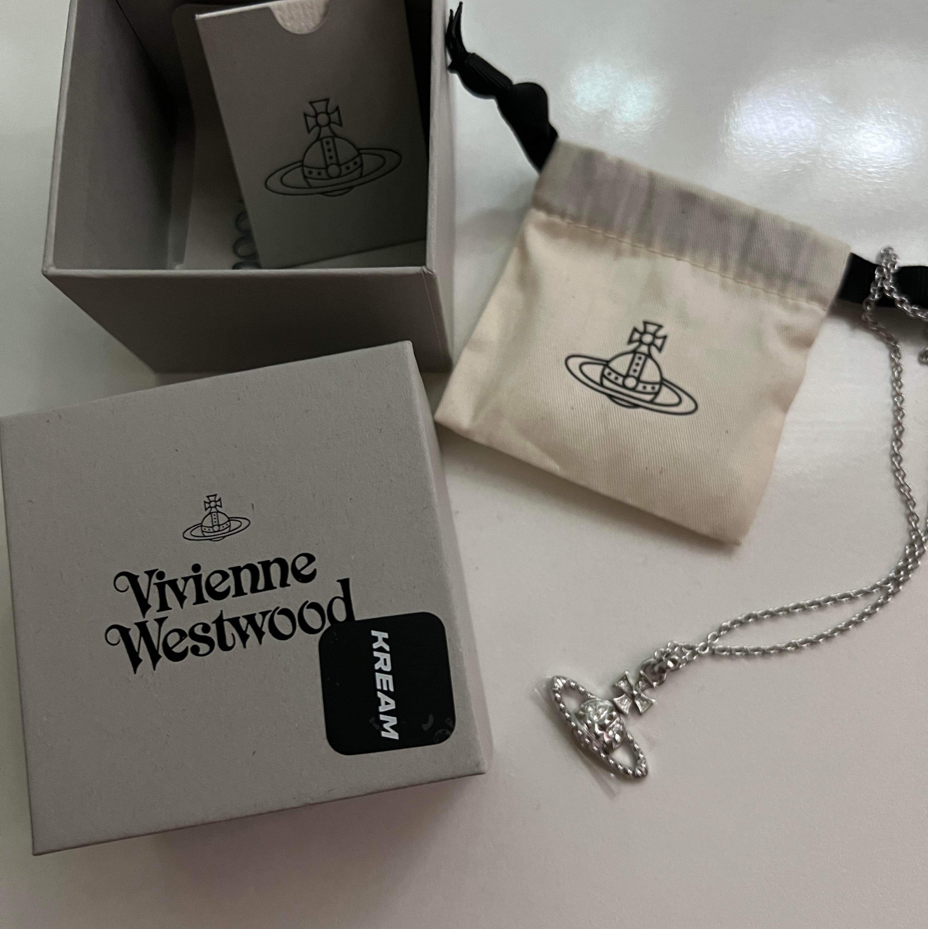 Vivienne Westwood Mayfair Bas Relief Pendant Silver 착용 스타일