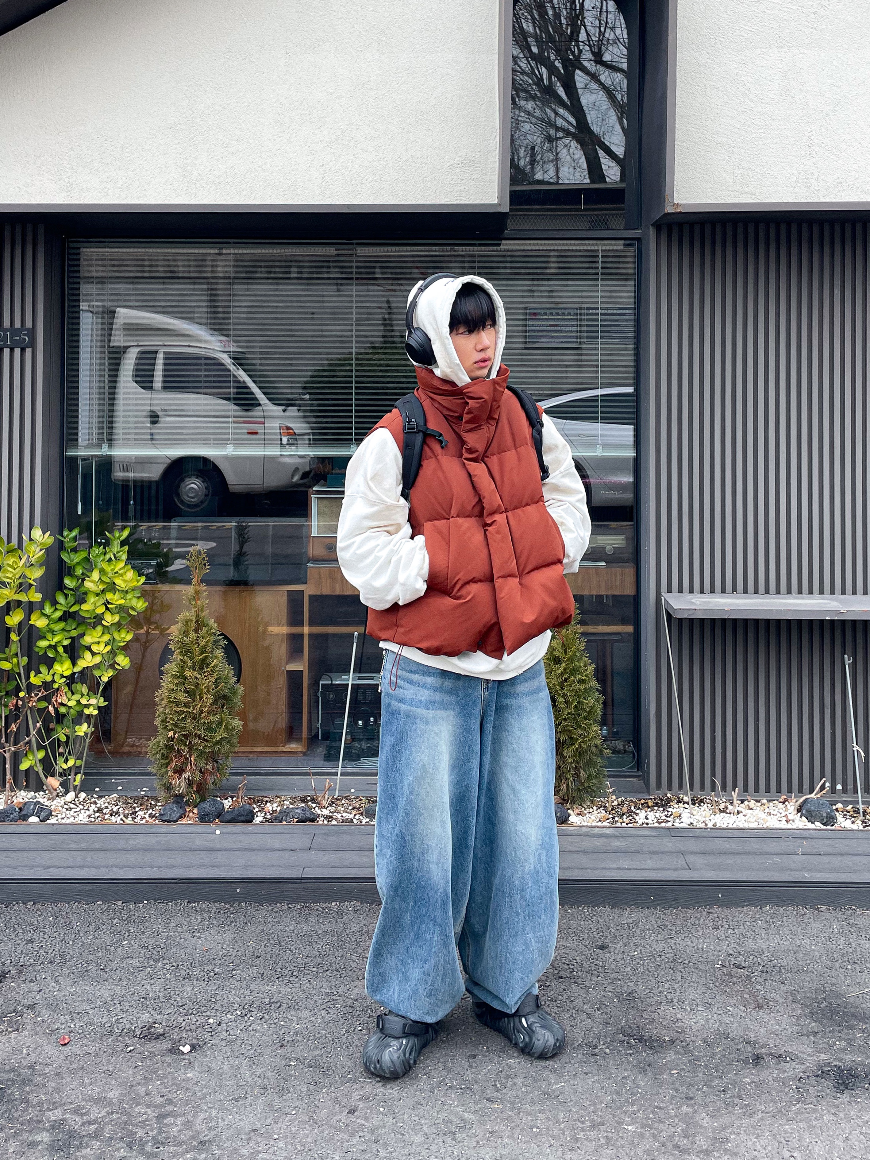 Project G/R x Atmos Etiquette Lesson Vintage Washed Hoodie White, Crocs x Salehe Bembury Pollex Clog Sasquatch 착용 스타일 - 3
