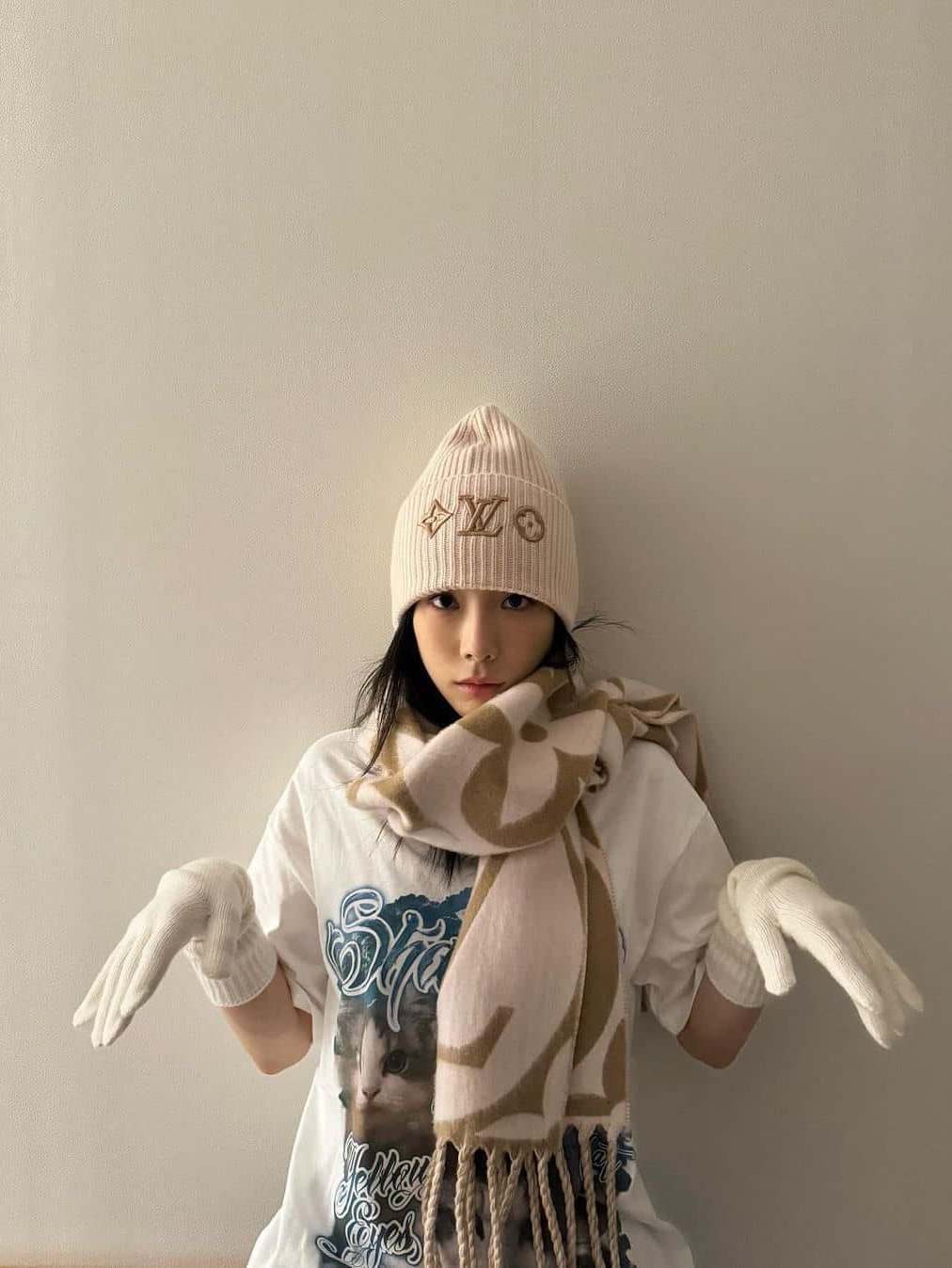 (W) Louis Vuitton Headline Beanie Beige Rose 착용 스타일 - 4