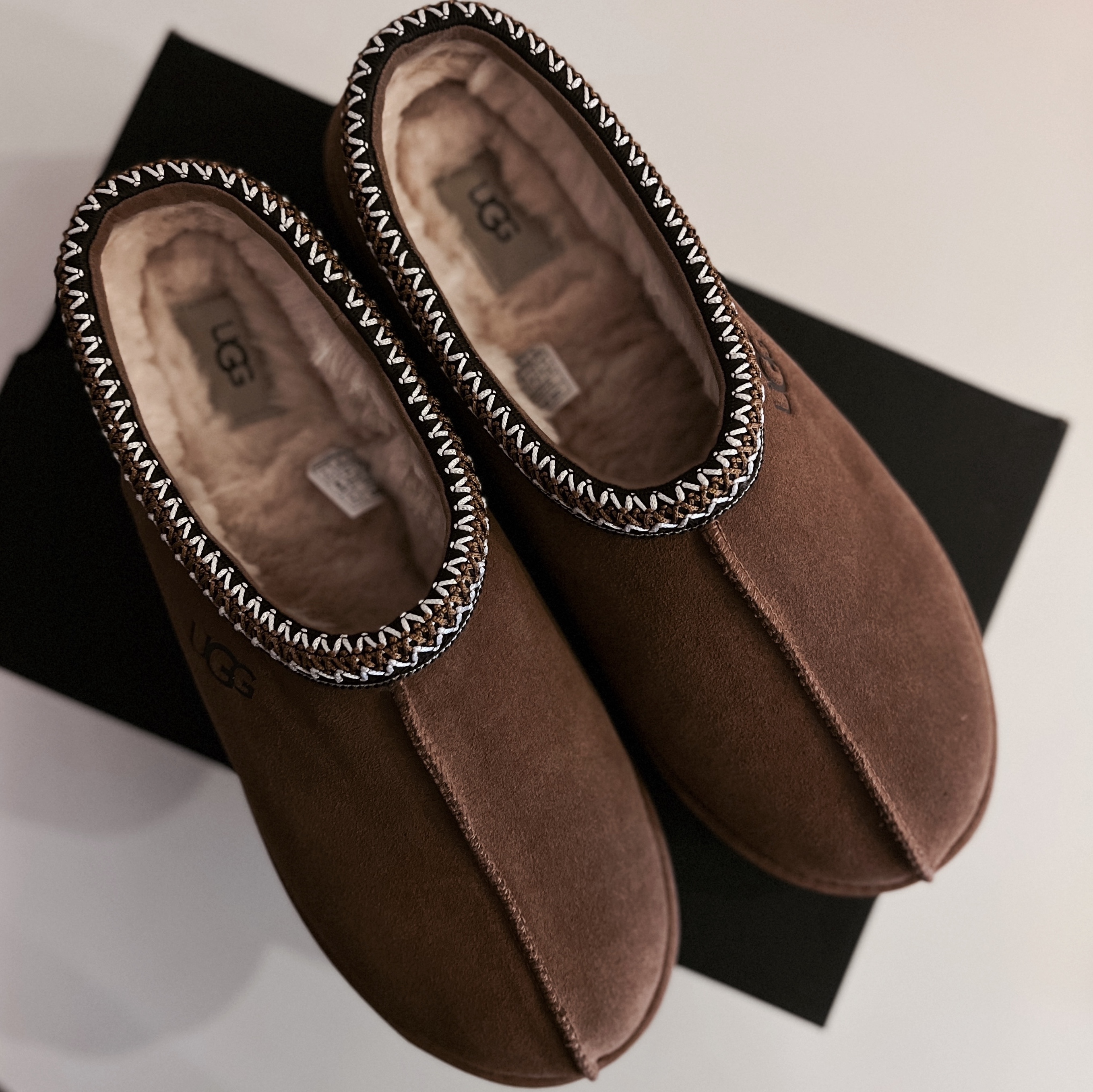 UGG Tasman Slipper Chestnut 착용 스타일