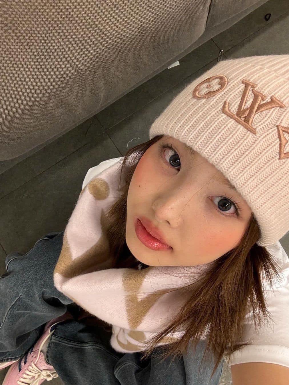 (W) Louis Vuitton Headline Beanie Beige Rose 착용 스타일 - 5