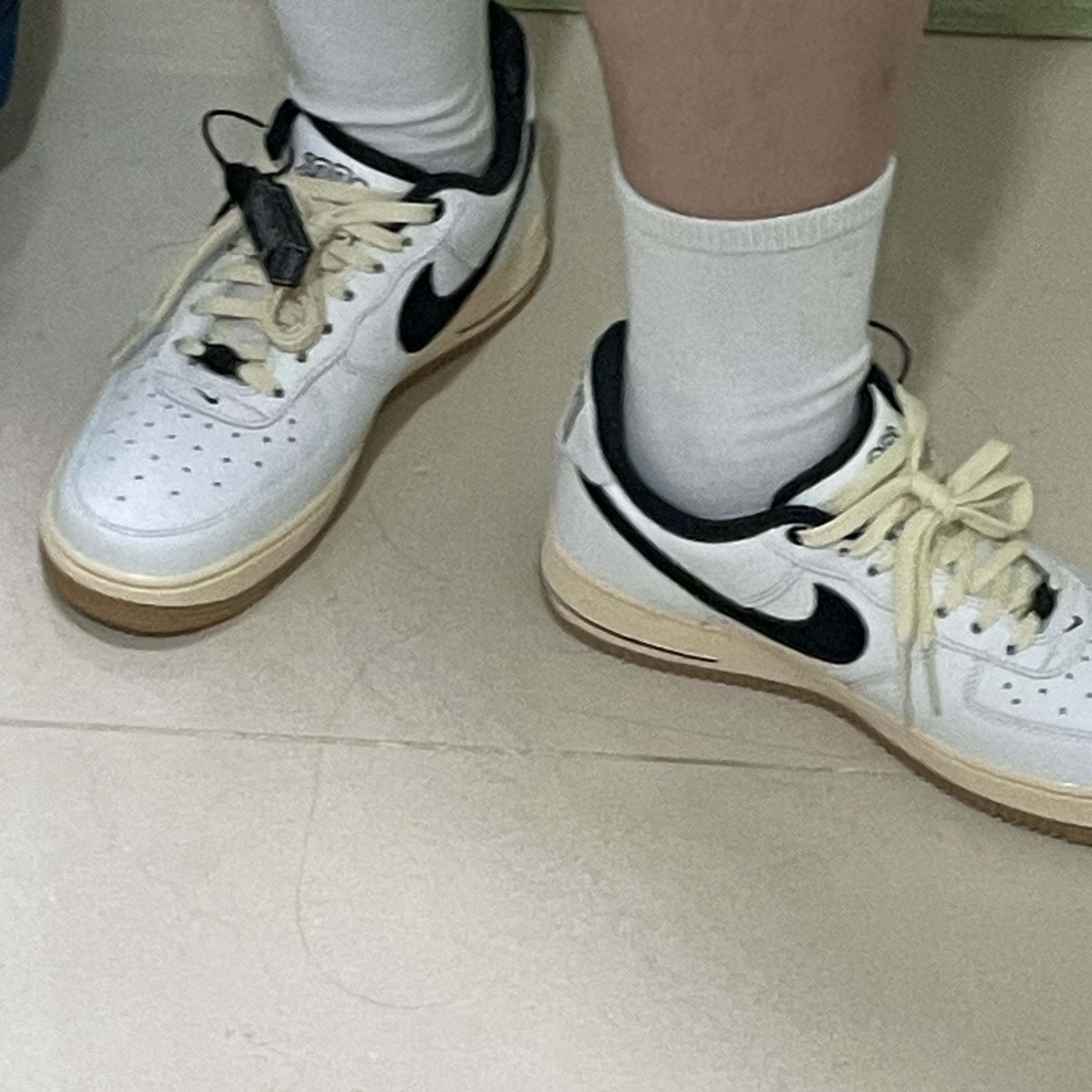 (W) Nike Air Force 1 '07 LX Black and Summit White 착용 스타일 - 5